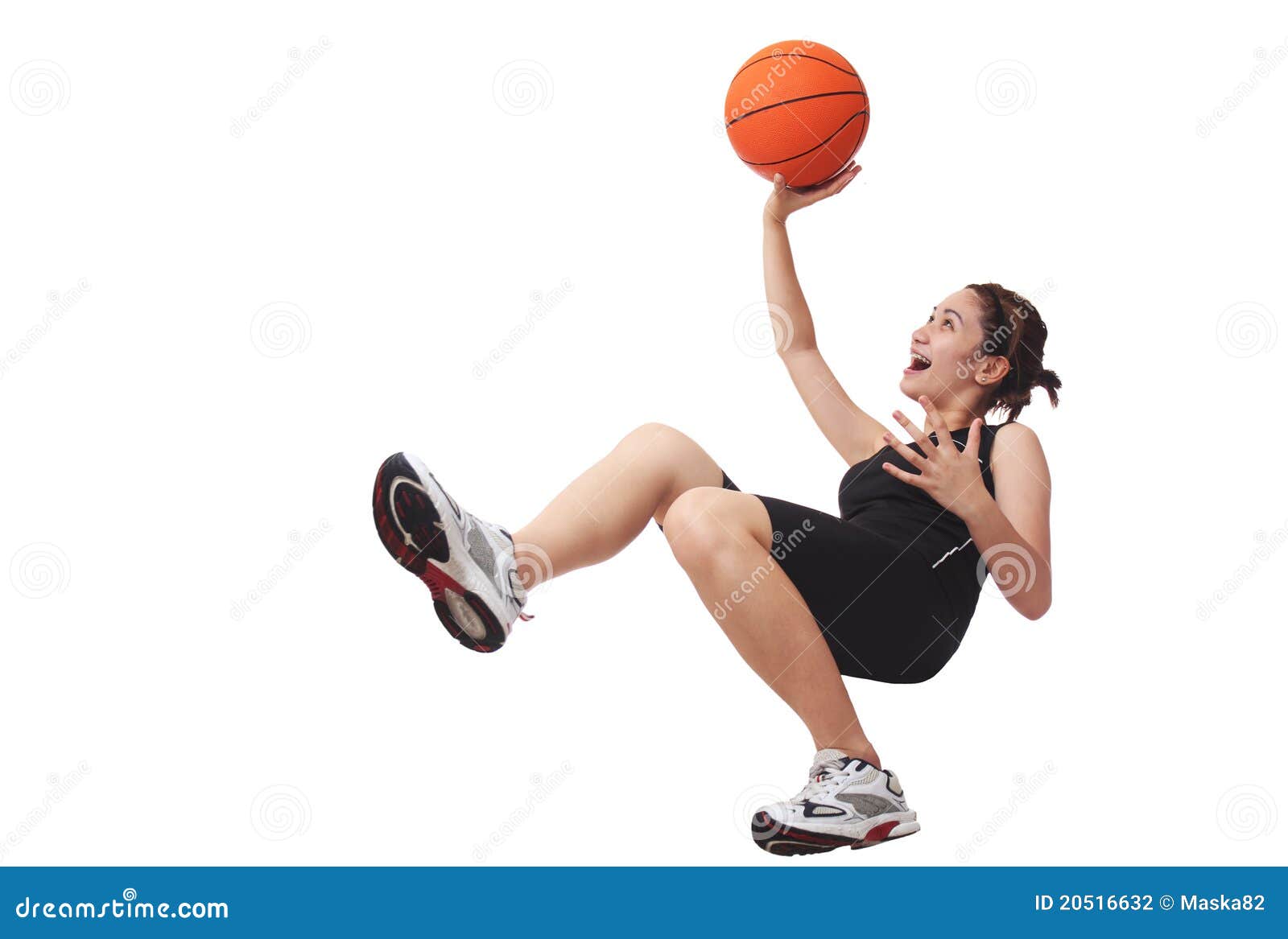 Jogo de basquetebol. Imagem de um jogador de basquetebol da senhora que dispara em uma esfera. Isolado no fundo branco.