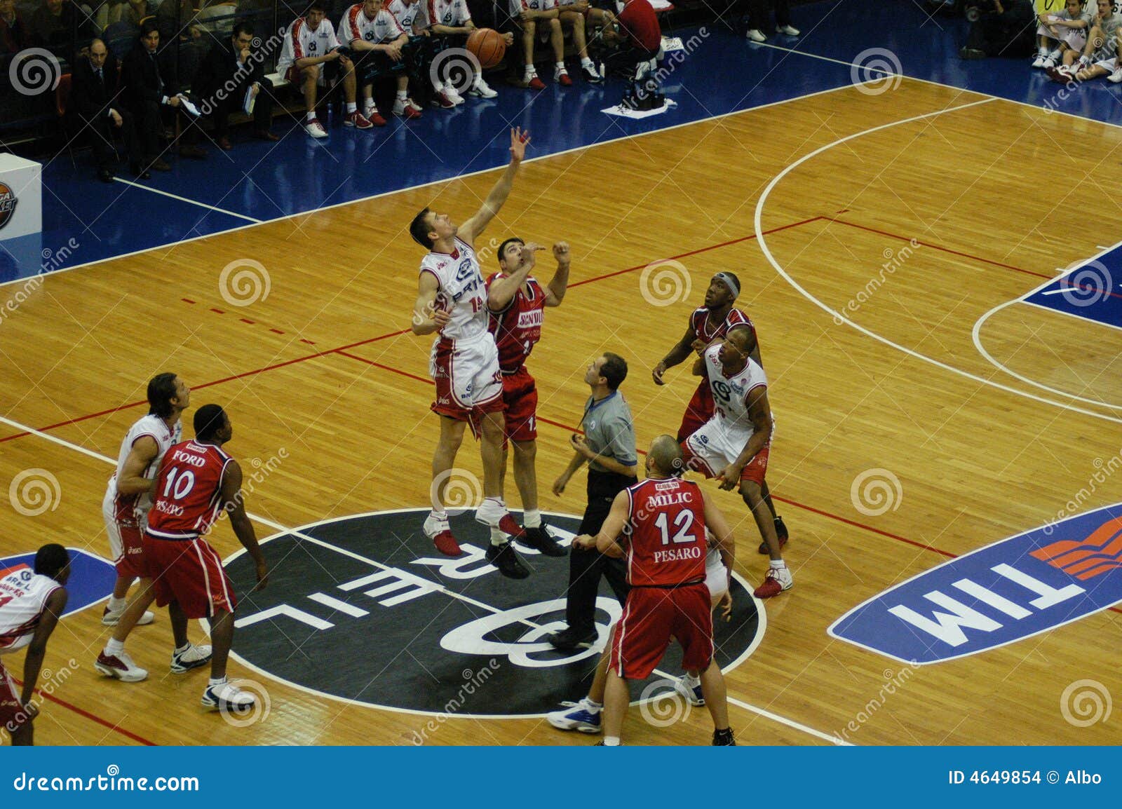 Jogo De Basquetebol Em Milão Imagem de Stock Editorial - Imagem de defesa,  jogador: 4649854