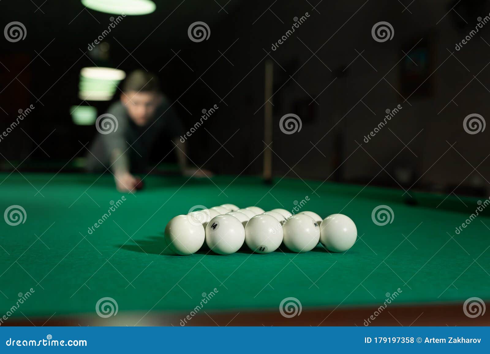 Jogo De Bilhar. O Homem Coloca As Bolas Na Mesa Verde Do Bilhar