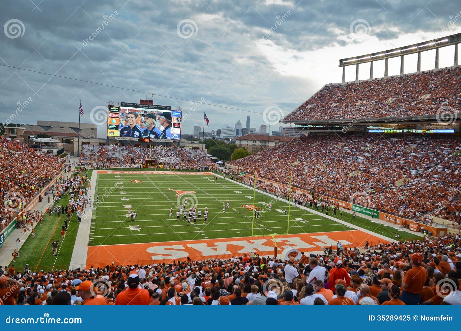 Jogo De Futebol Da Faculdade De Texas Longhorns Imagem Editorial - Imagem  de panorama, bandeira: 35289425