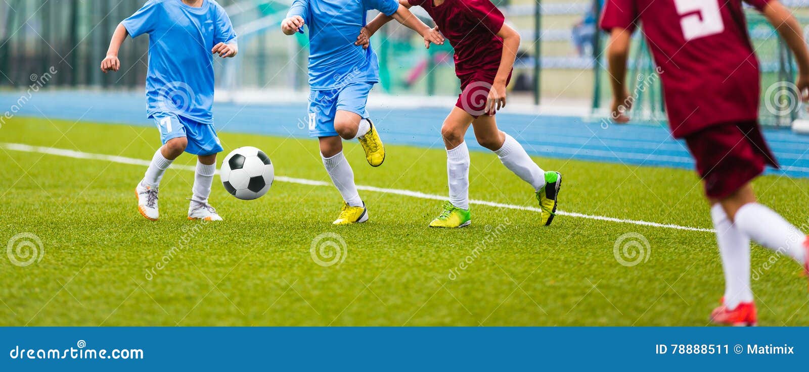 Jogo De Futebol Do Futebol Para Crianças Liga De Futebol Da Escola Imagem  de Stock - Imagem de objetivo, elementar: 78888511