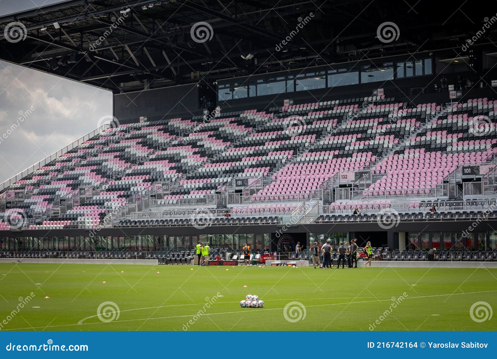 Jogo De Futebol Entre Inter Miami Cf E La Galáxia No Estádio Cor-de-rosa Do  Tambor. Vista De Estádio. Imagem de Stock Editorial - Imagem de copo,  vermelho: 216742164