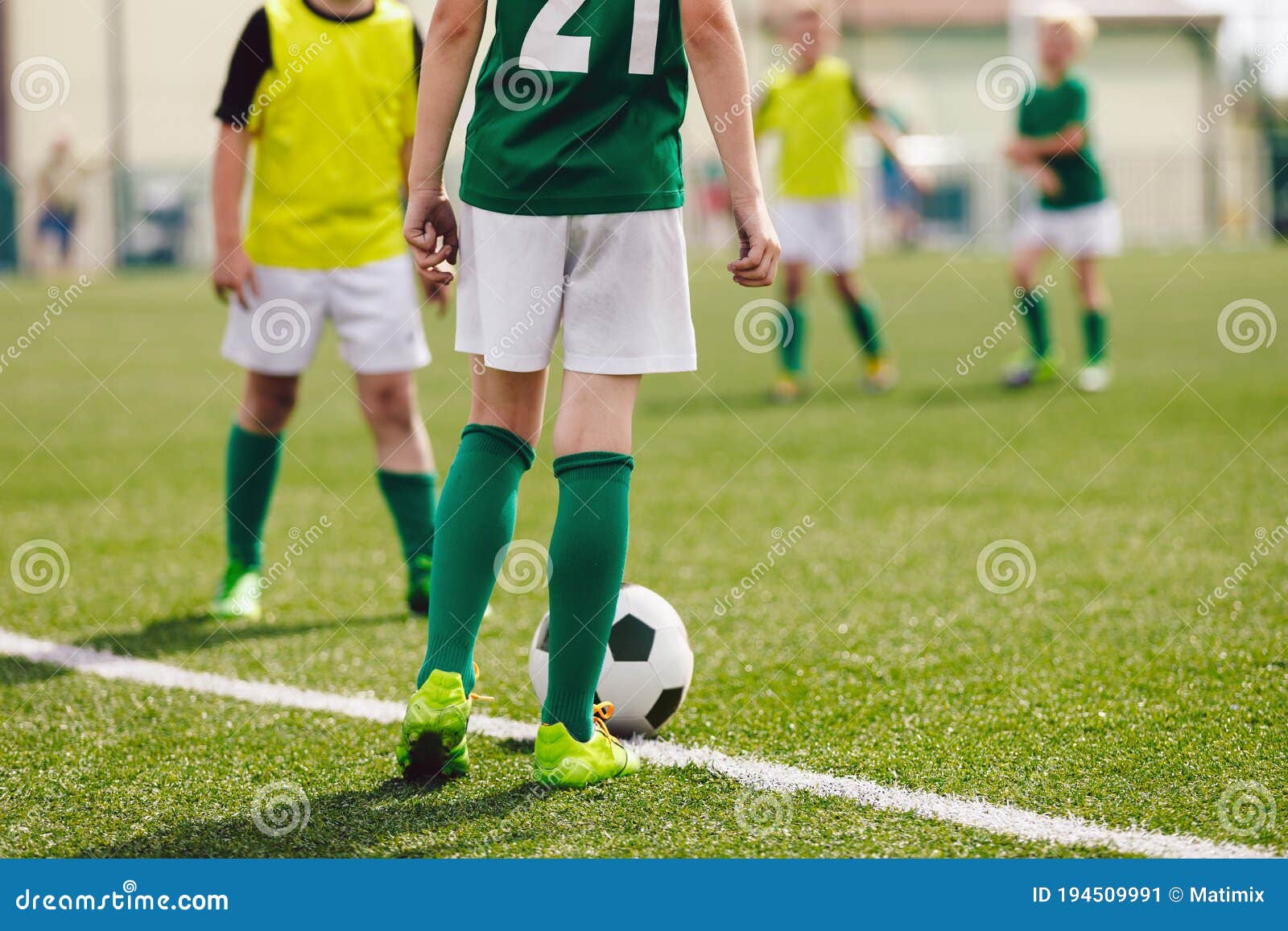 futebol infantil. jogo de bola. crianças na competição esportiva