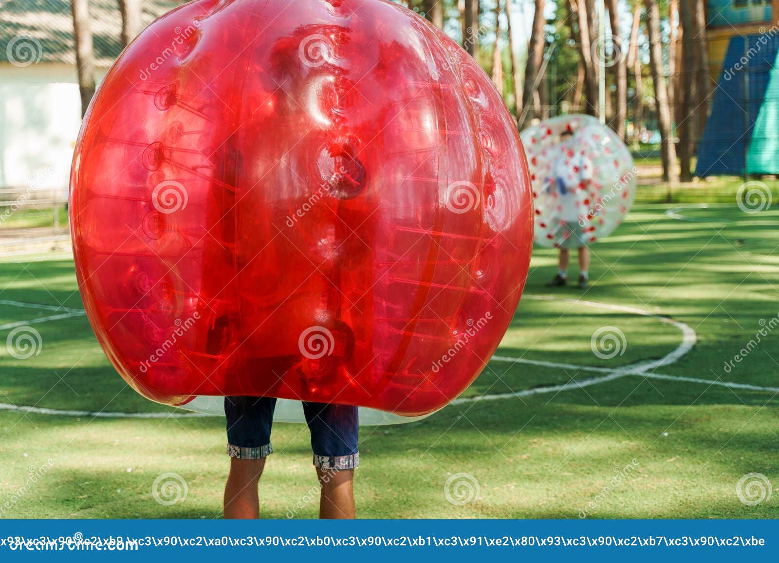 Jogo em campo em balões transparentes jogo de bola de futebol em