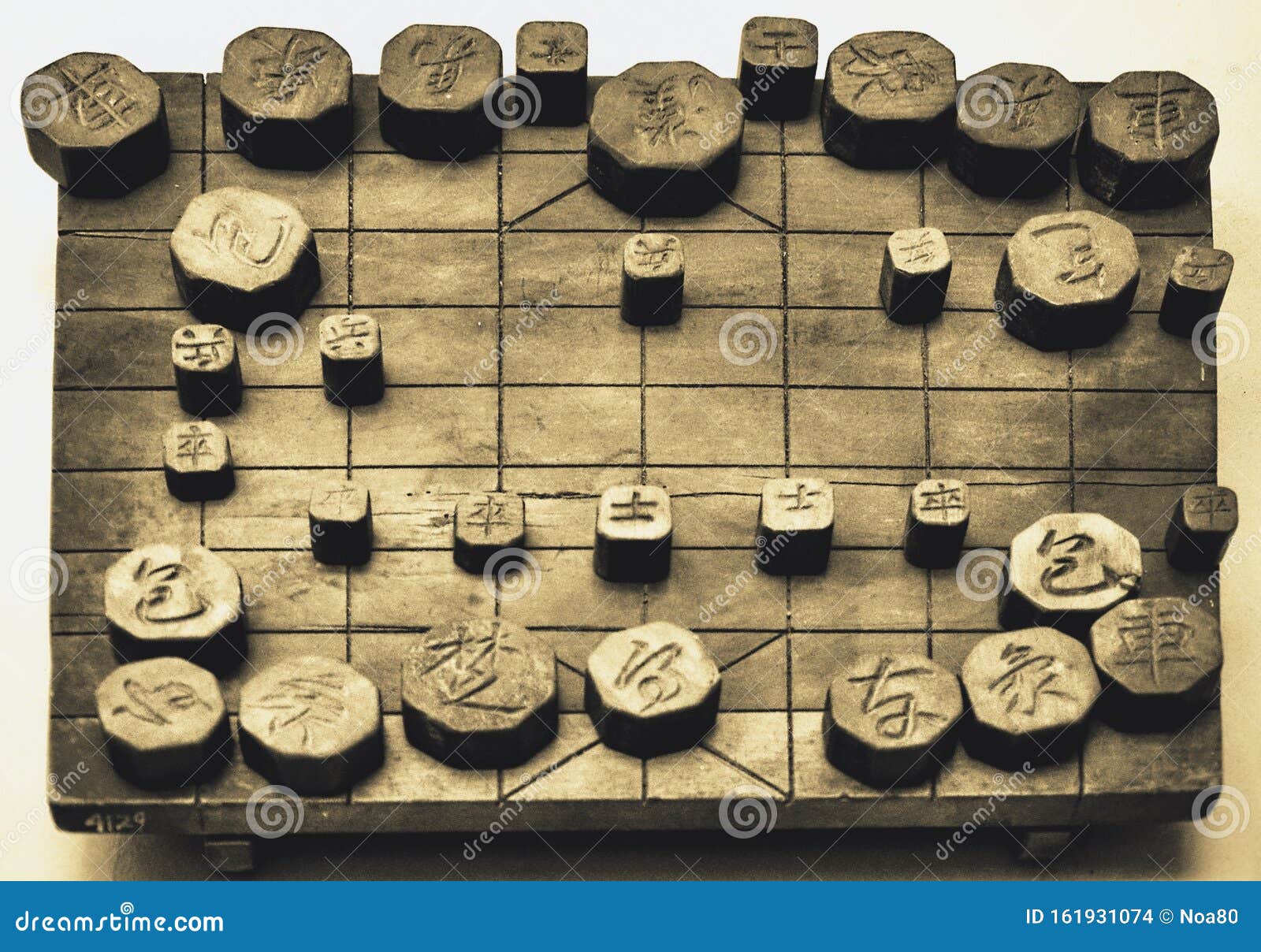 o fundo branco isolado do xadrez japonês, a palavra que está