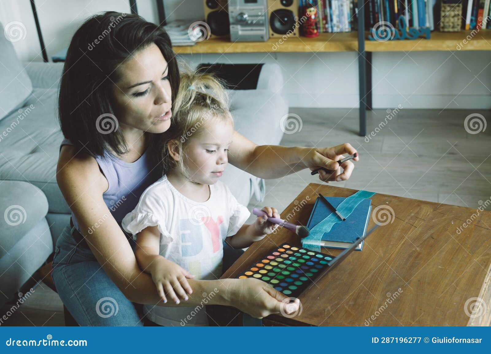 Jogo De Maquiagem Da Sala De Estar Mãe E Filha Imagem de Stock - Imagem de  ensino, interior: 287196277