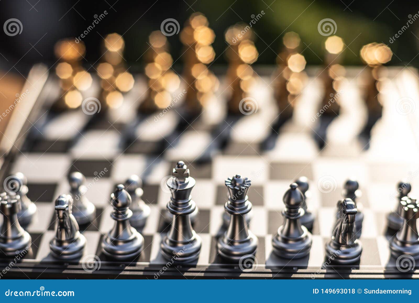 Conceito de negócio de competição de jogo de xadrez lutando e enfrentando  problemas