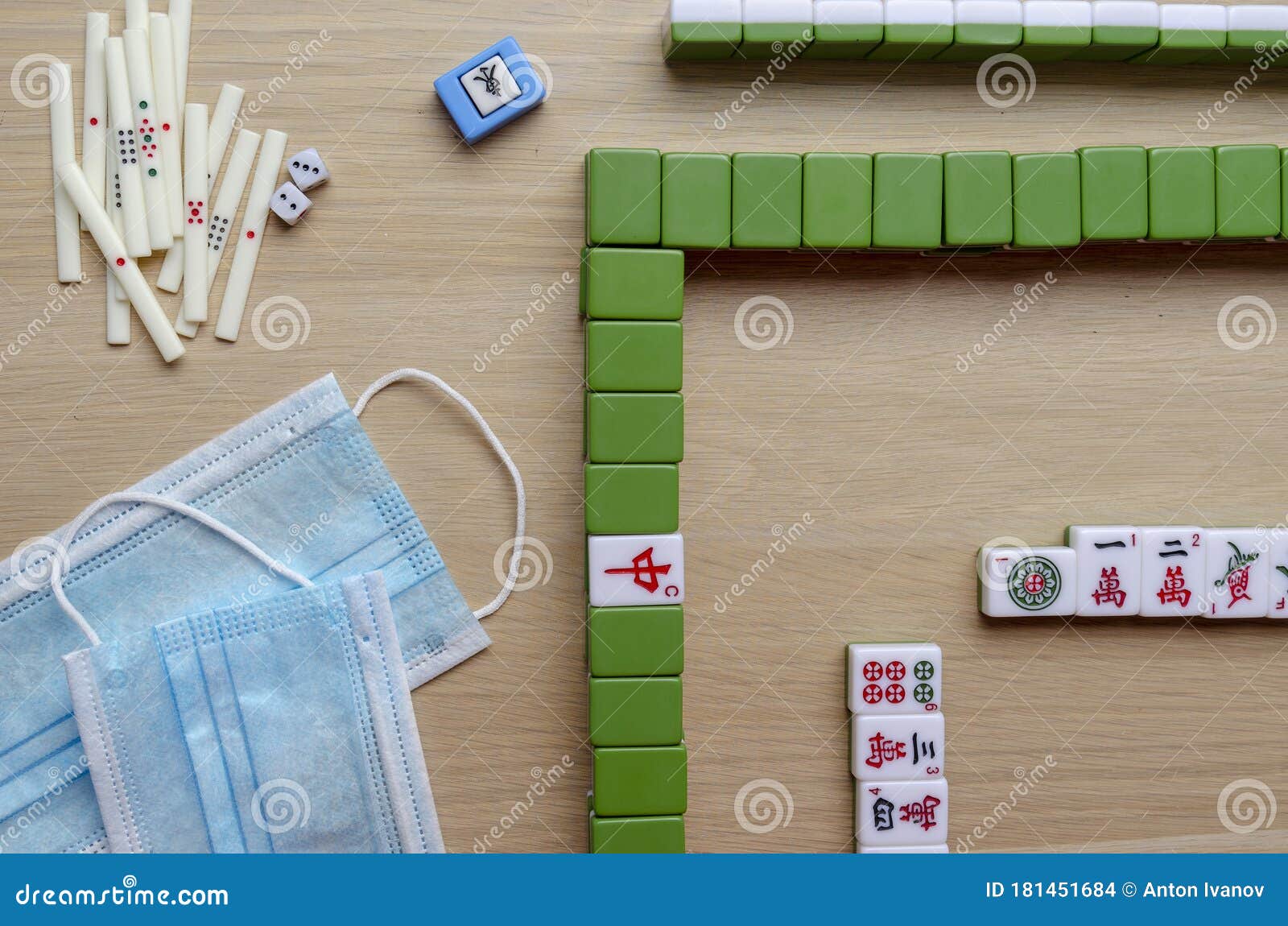 O mahjong na mesa antigo jogo de tabuleiro asiático fecha a imagem