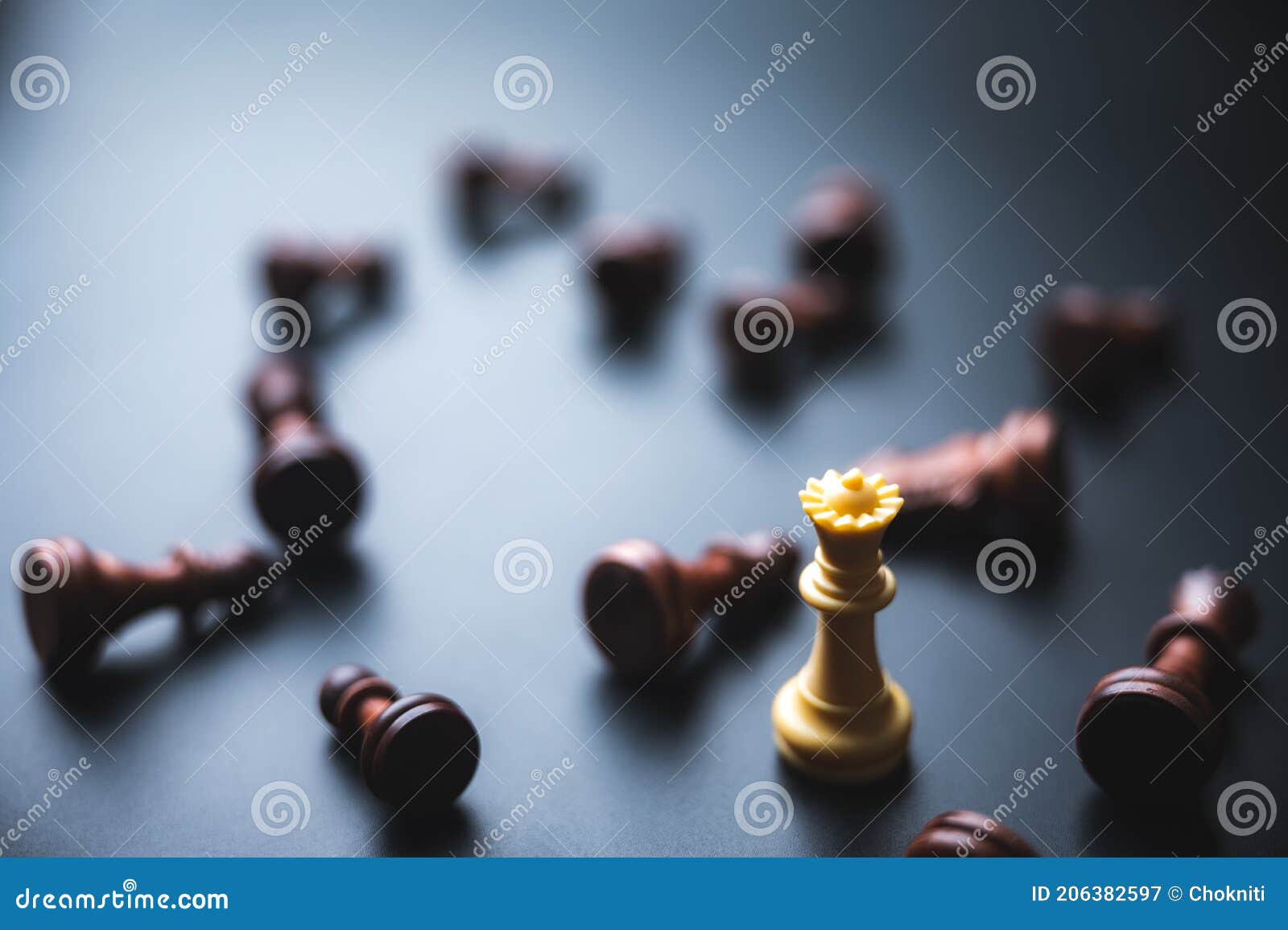 Peças douradas e prateadas do rei do xadrez convide cara a cara e há peças  de xadrez no fundo. conceito de competição, liderança e visão de negócios  para vencer em jogos de