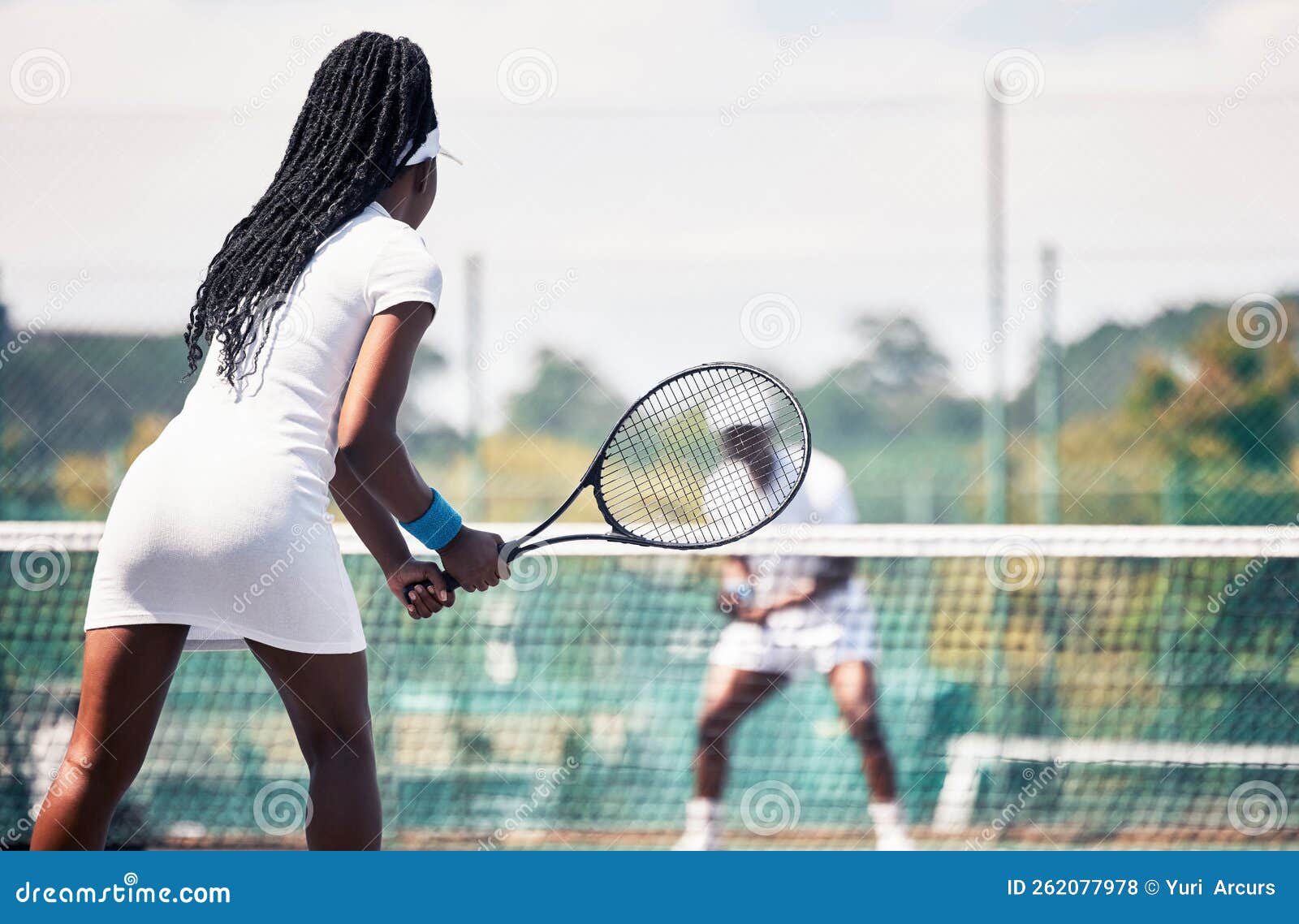Jogo De Tênis E De Casais Africanos Praticam Esportes De