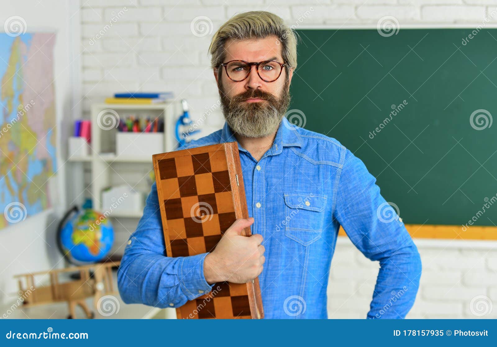 Foto de O Xadrez É Ginásio Da Mente Aula De Xadrez Conceito De Estratégia  Professor De Escola Jogo De Tabuleiro Homem Hipster Inteligente Jogando  Xadrez Hobby Intelectual Figuras No Tabuleiro De Xadrez