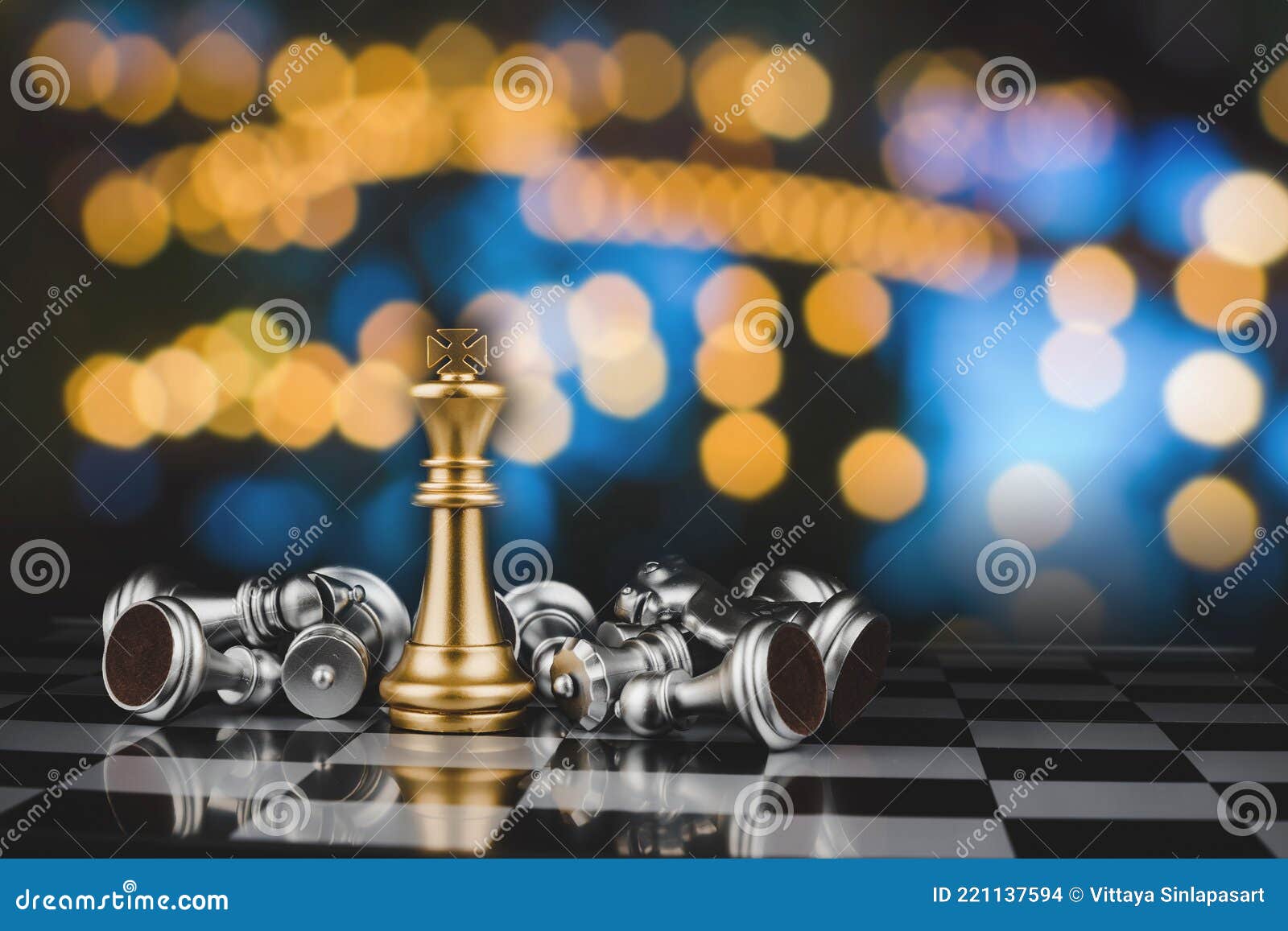 Jogo De Tabuleiro De Xadrez Com Rei Dourado E Peças De Xadrez Prateadas Na  Competição De Jogo De Tabuleiro De Xadrez Com Mana De F Foto de Stock -  Imagem de investimento