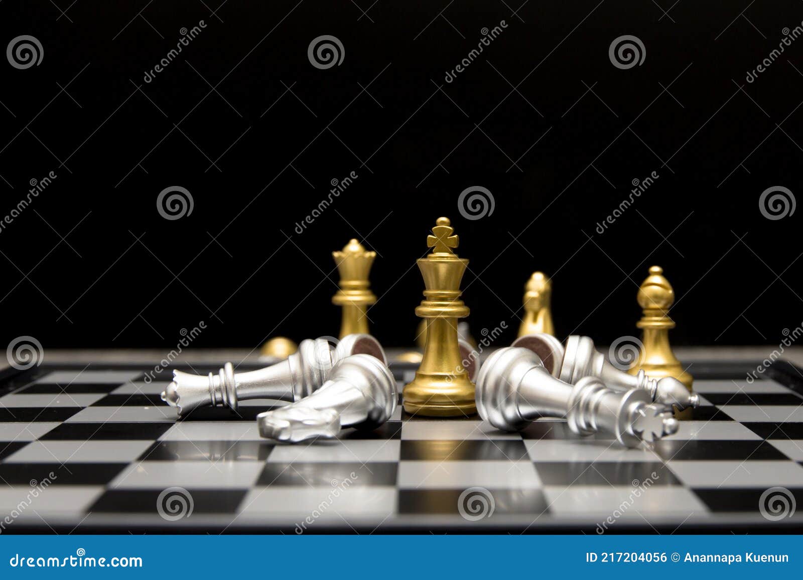Jogo de esporte a imagem mostra um tabuleiro de xadrez pronto para competir  em um jogo de tabuleiro de perto