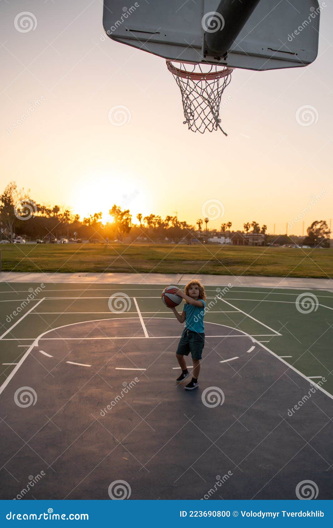 Silhueta De Pessoas Jogando Basquete Durante O Pôr Do Sol · Foto