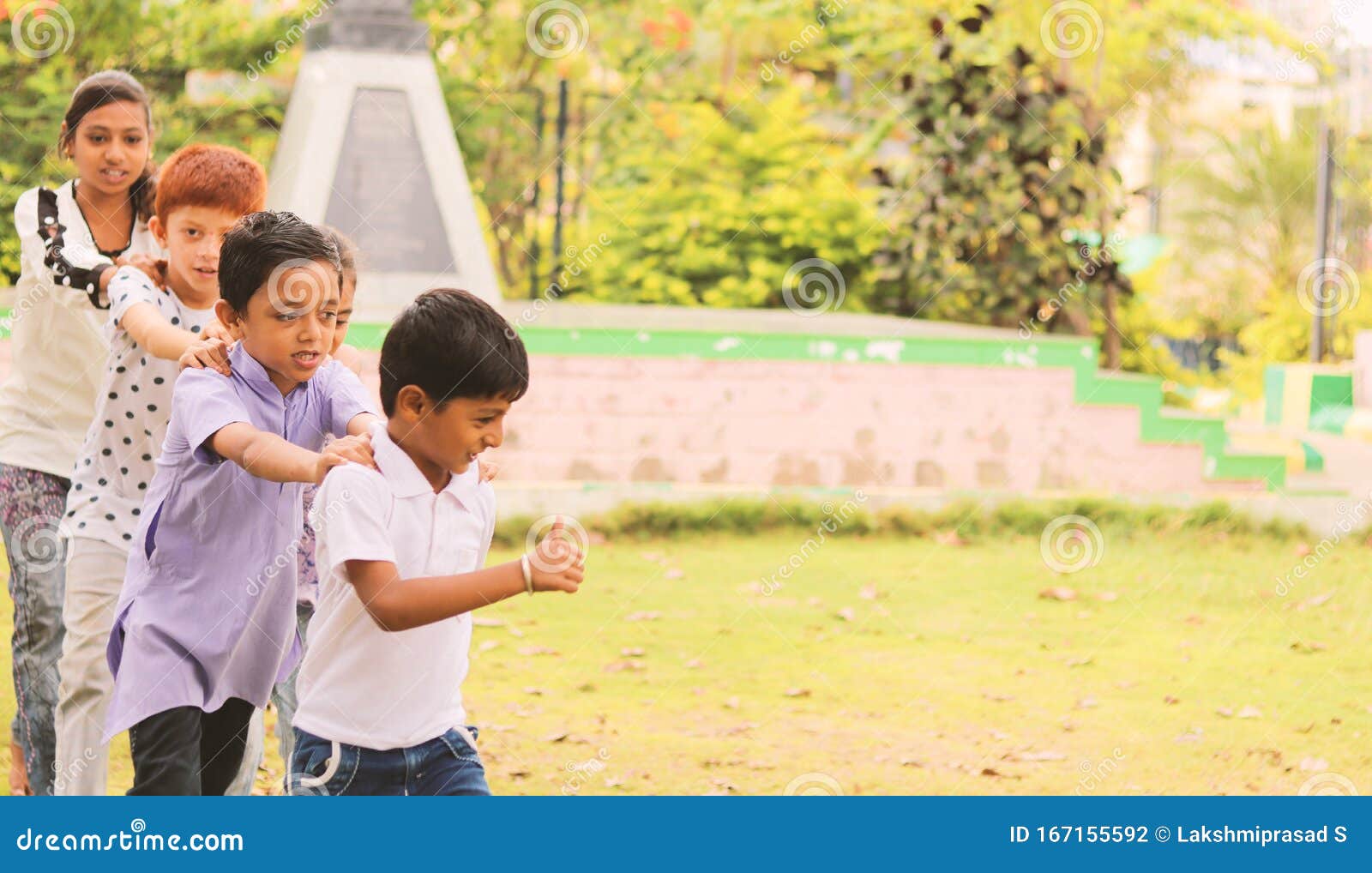 Jogo De Trem Para Crianças No Parque, Ao Ar Livre - Meninos E Meninas, Joga  Um Jogo De Trem Segurando O Ombro Da Frente Foto de Stock - Imagem de  cinco, menino: 167155592