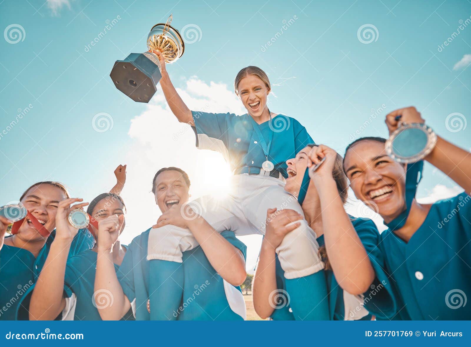 Jogo De Troféus Femininos E Vitória Para Crianças De Beisebol Na Escola,  Feliz Vencedor Em Comemoração E Apoio Ao Trabalho Em Equi Imagem de Stock -  Imagem de sorrir, sorriso: 257701769