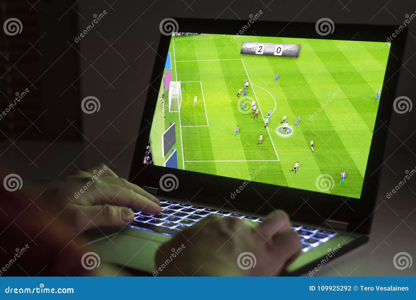 Jogo De Vídeo Do Futebol Ou Do Futebol No Portátil Jogo Do Homem Novo Foto  de Stock - Imagem de eletrônico, laptop: 109925292