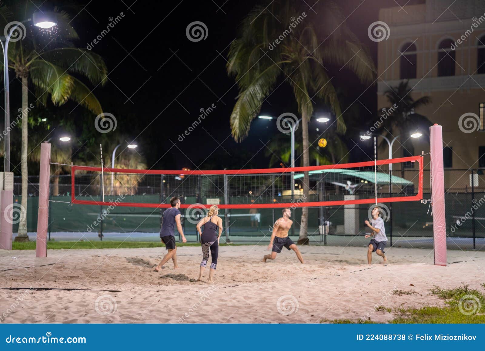 Jogo De Vôlei No Parque à Noite Foto de Stock Editorial - Imagem de parque,  julho: 224088738