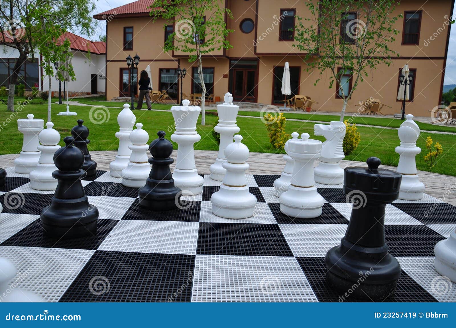 Jogo De Xadrez Gigante No Jardim Do Hotel Imagem de Stock - Imagem de  objetos, placa: 189457105