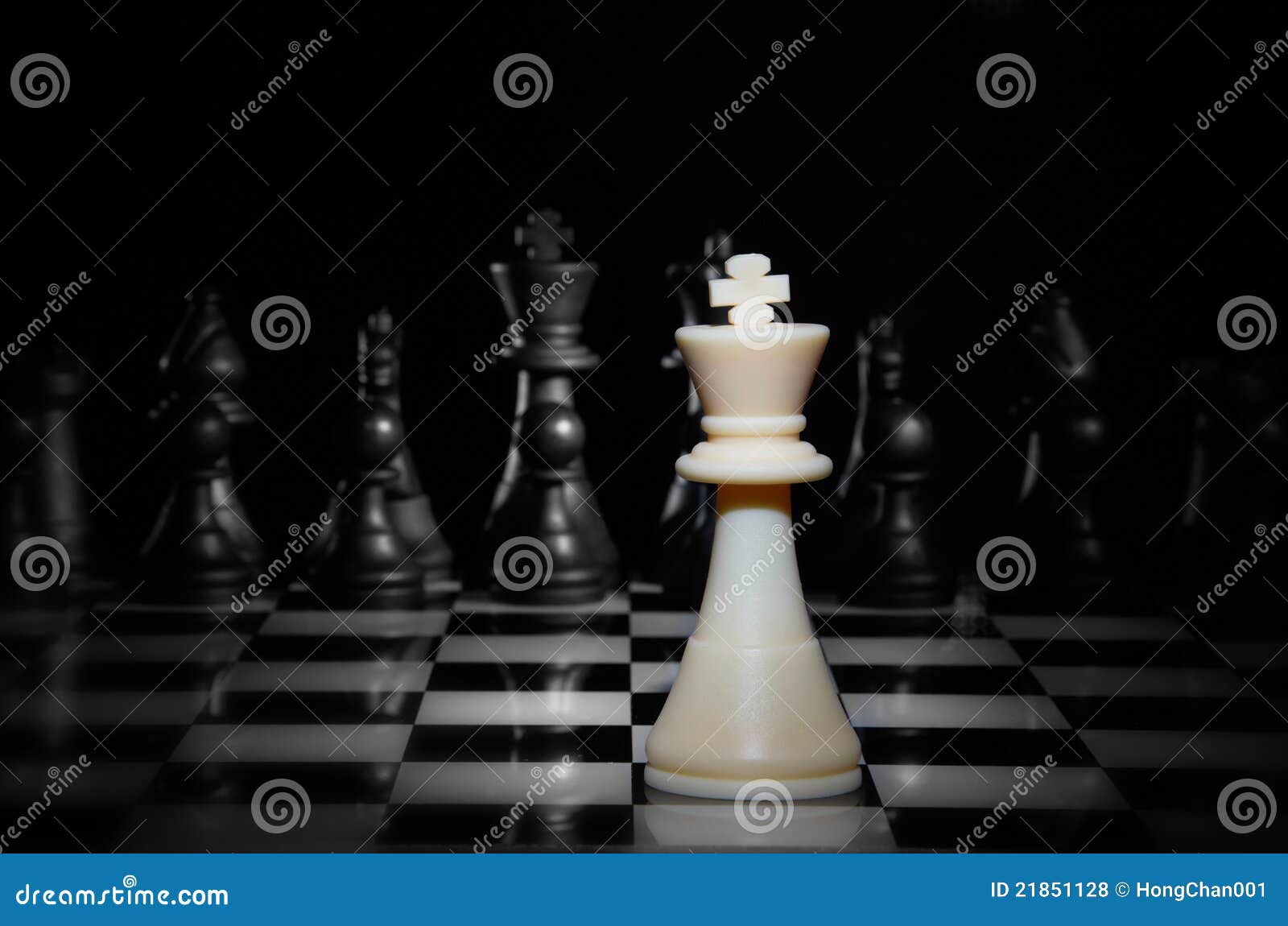 Jogo De Xadrez Ficar Contra Conjunto Completo De Peças De Xadrez. Estratégia,  Planejamento E Decisão Conceito De Negócios Foto Royalty Free, Gravuras,  Imagens e Banco de fotografias. Image 147604784