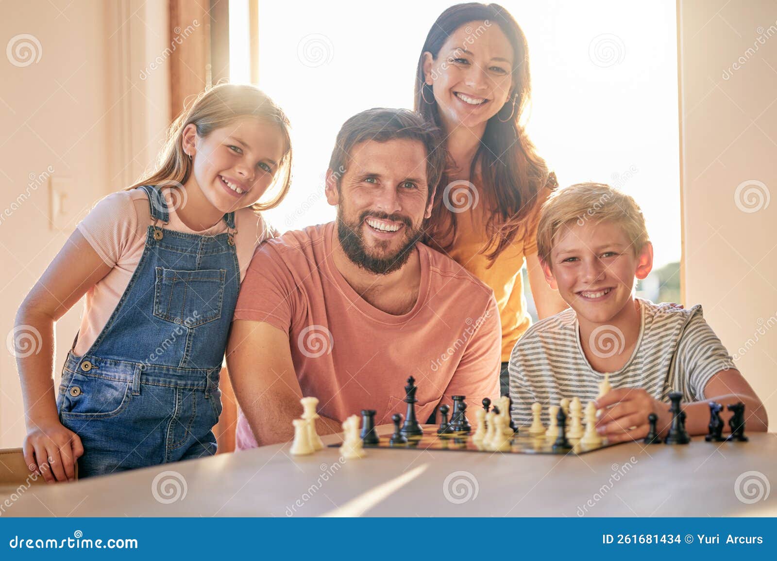 Xadrez infantil e jogo de tabuleiro em retrato em casa para aprender  estratégia e desenvolvimento feliz juntos crianças menina e irmão com  sorriso felicidade e jogos familiares à mesa na sala de