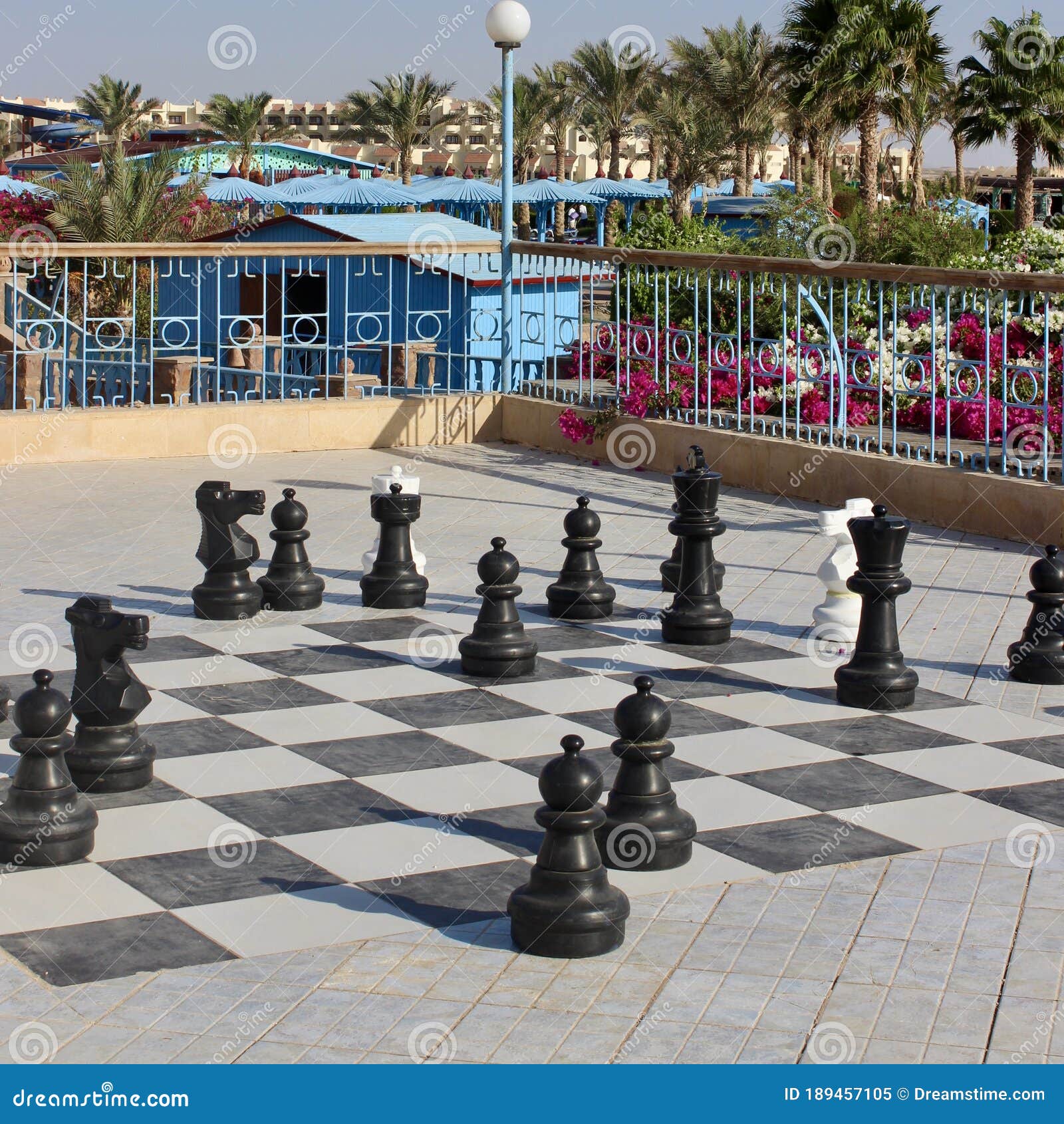 Jogo De Xadrez Gigante No Jardim Do Hotel Imagem de Stock - Imagem de  objetos, placa: 189457105