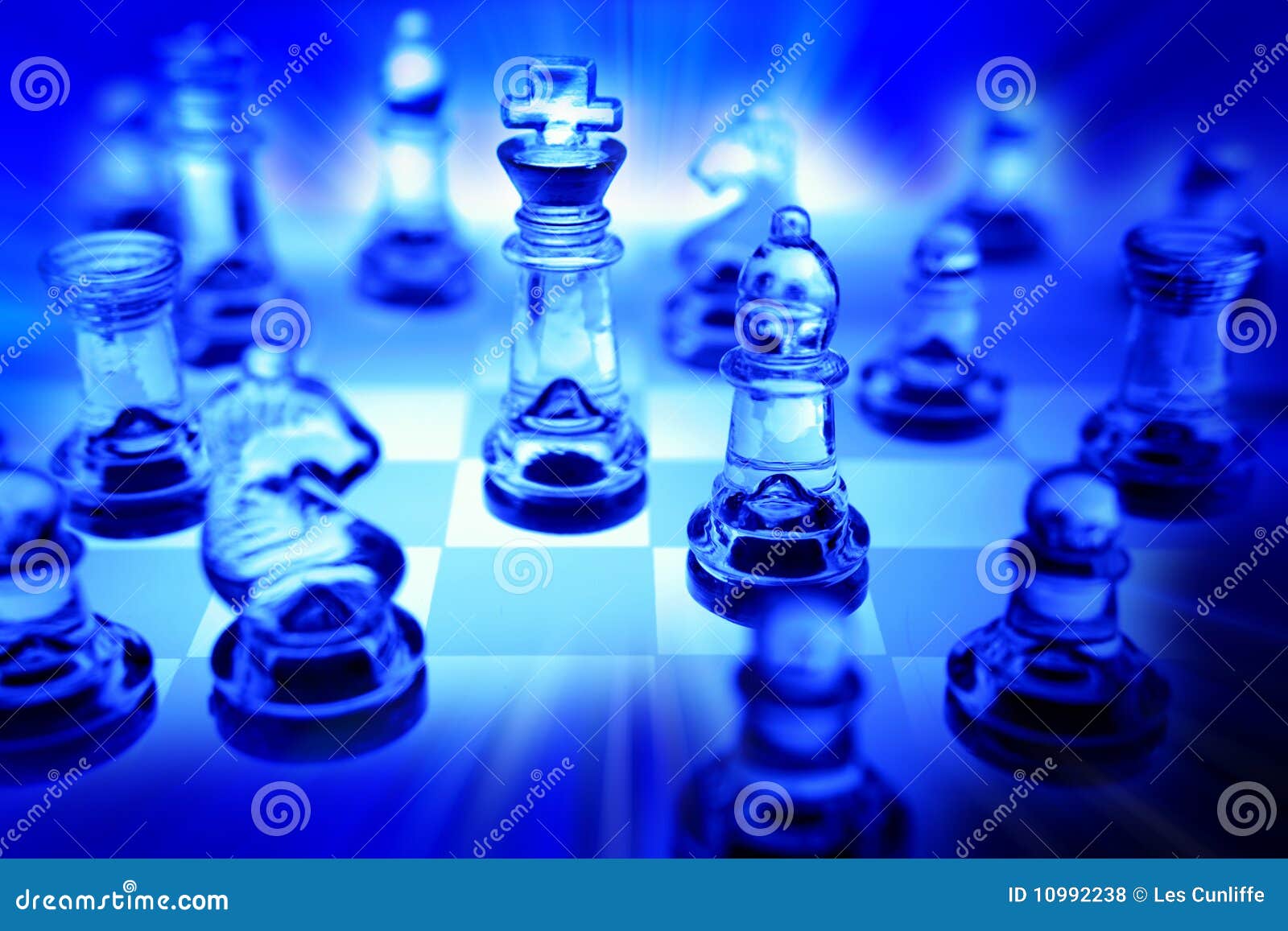 Jogo de xadrez no azul foto de stock. Imagem de passatempo - 10992238