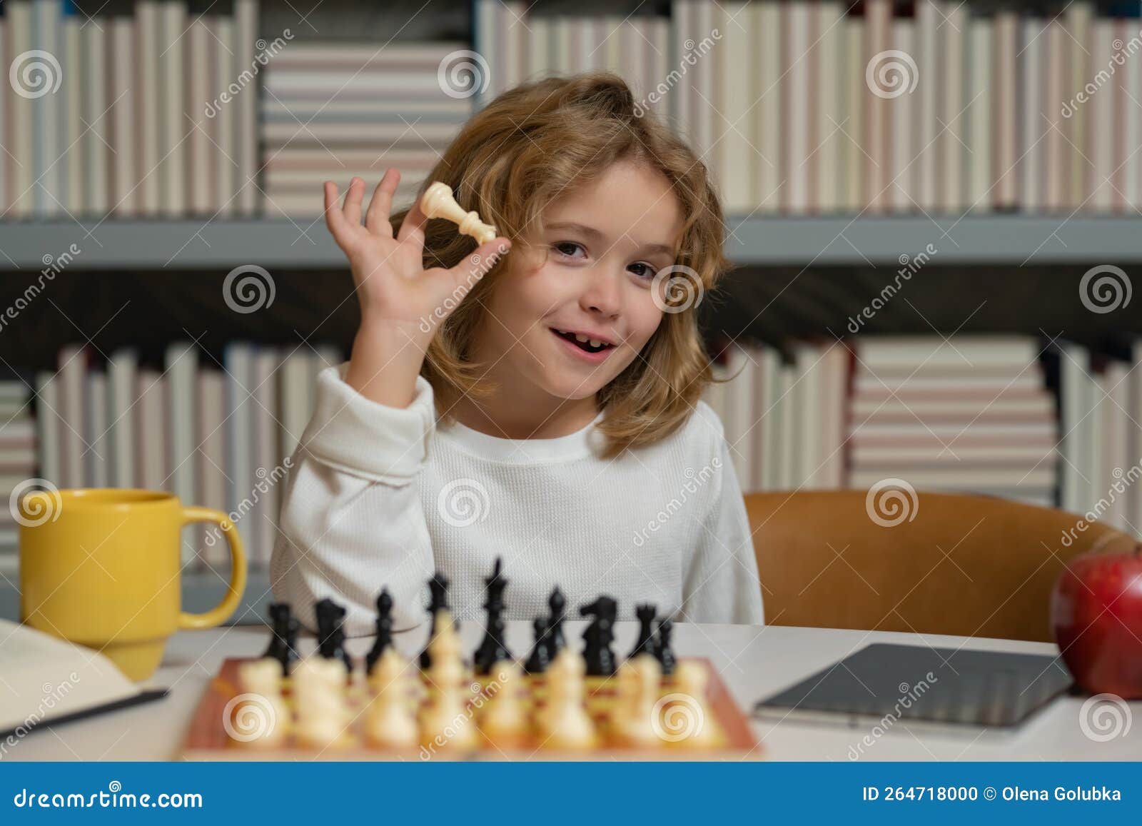 Jogo De Xadrez Para Crianças. Escola Que Joga Xadrez Na Sala De Aula. Foto  de Stock - Imagem de infância, pensador: 264718000