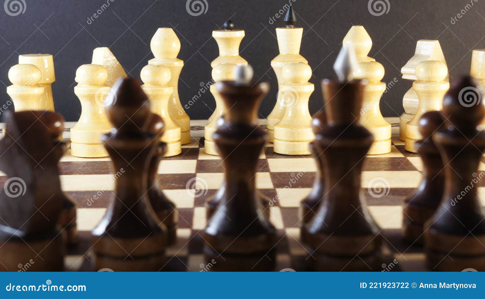 Jogo De Xadrez. Peças Brancas E Pretas No Tabuleiro De Xadrez. Foto de  Stock - Imagem de figuras, aprendizagem: 221923738