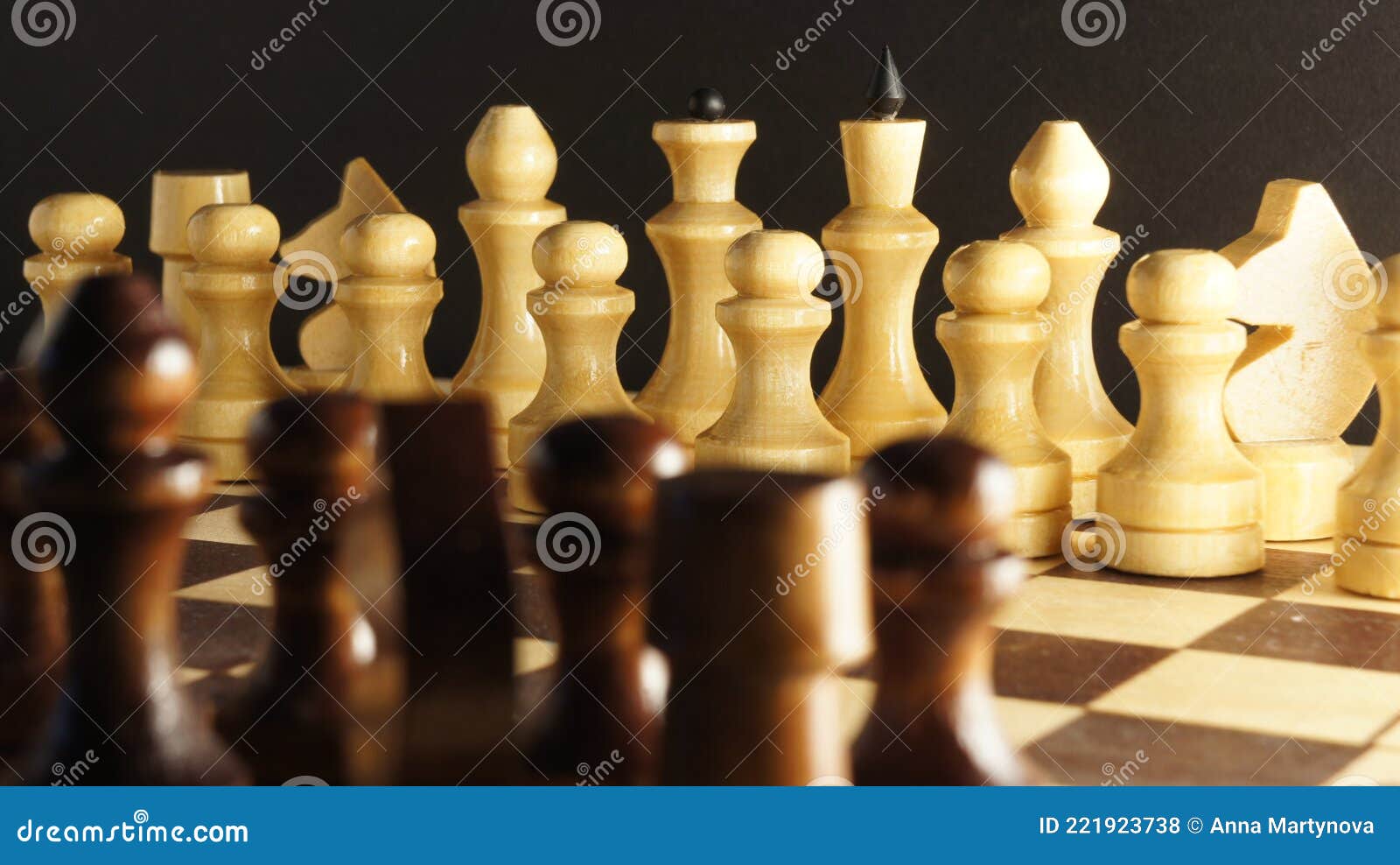 Jogo De Xadrez. Peças Brancas E Pretas No Tabuleiro De Xadrez. Foto de  Stock - Imagem de figuras, aprendizagem: 221923738