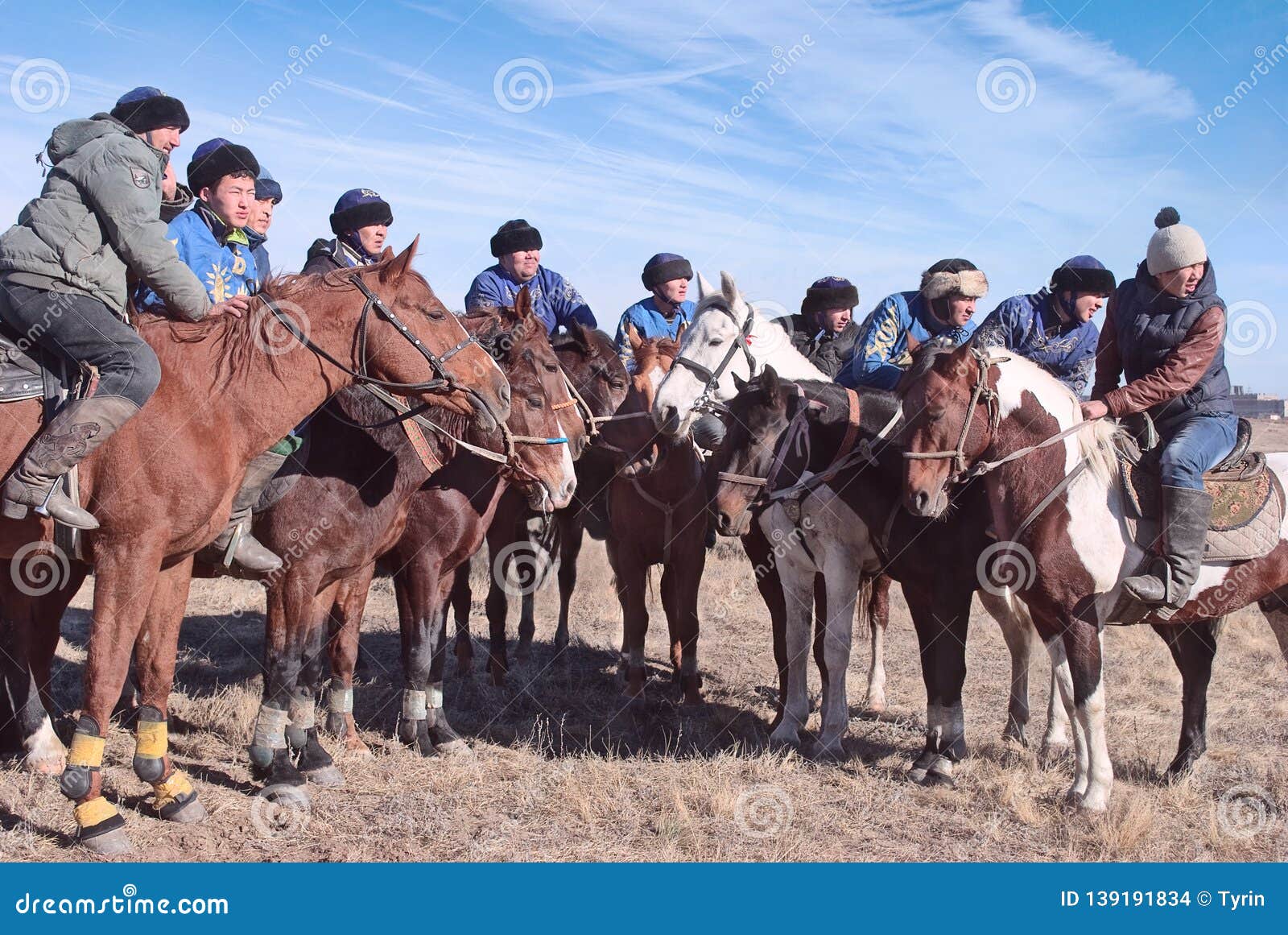 Jogo Do Cavalo Em Cazaquistão a Equipe Está Esperando Sua Volta