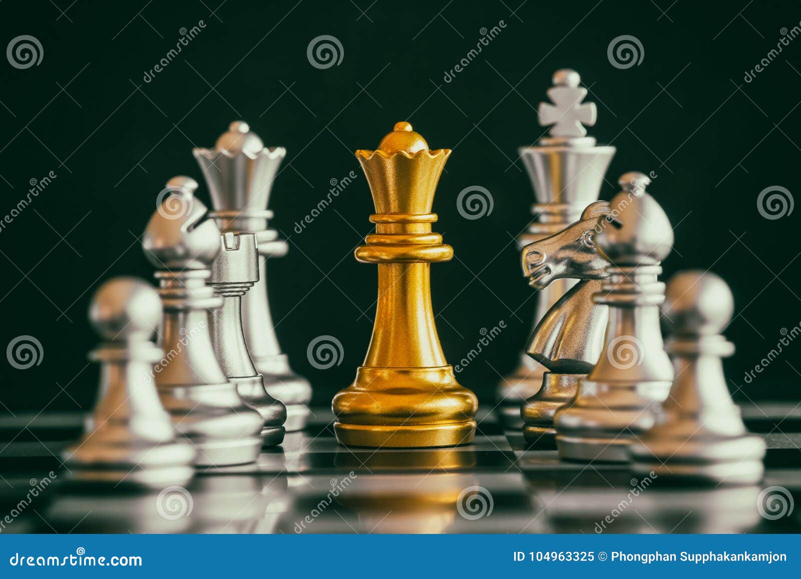 Jogo Do Desafio Da Inteligência Da Batalha Da Xadrez Da Estratégia No  Tabuleiro De Xadrez Imagem de Stock - Imagem de ouro, esporte: 104963325
