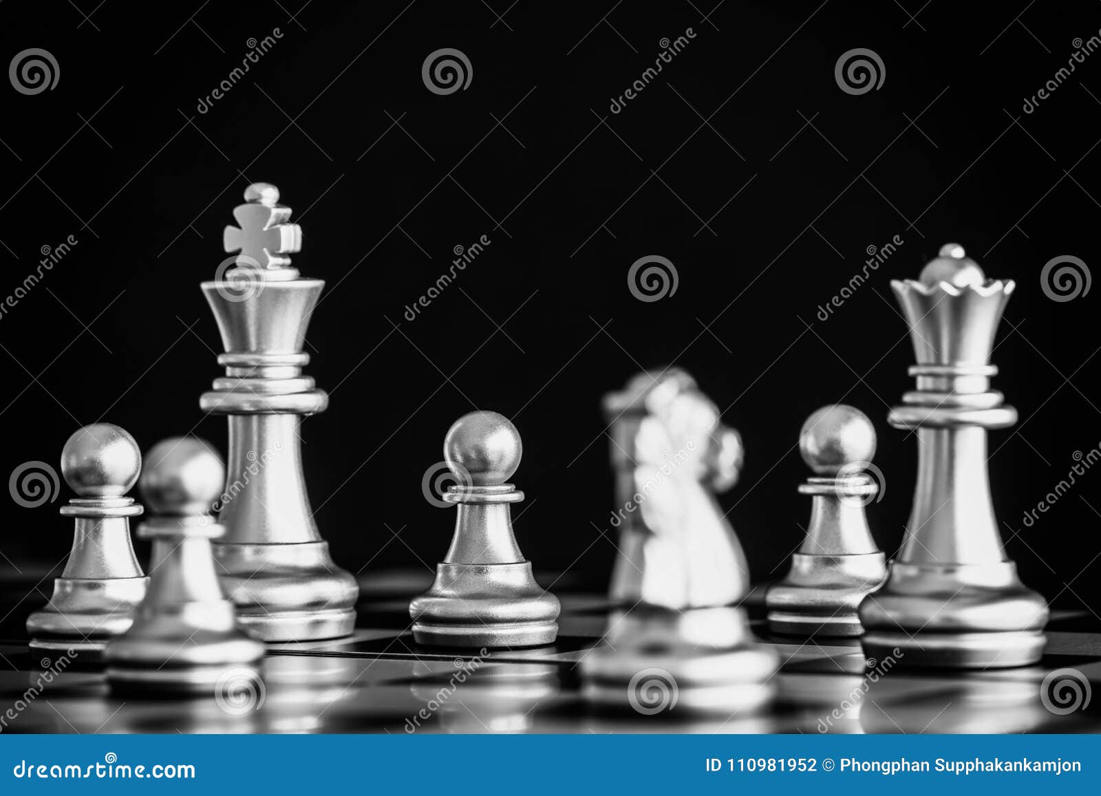 O tabuleiro de xadrez é o jogo de estratégia de inteligência para fazer  ideias para o