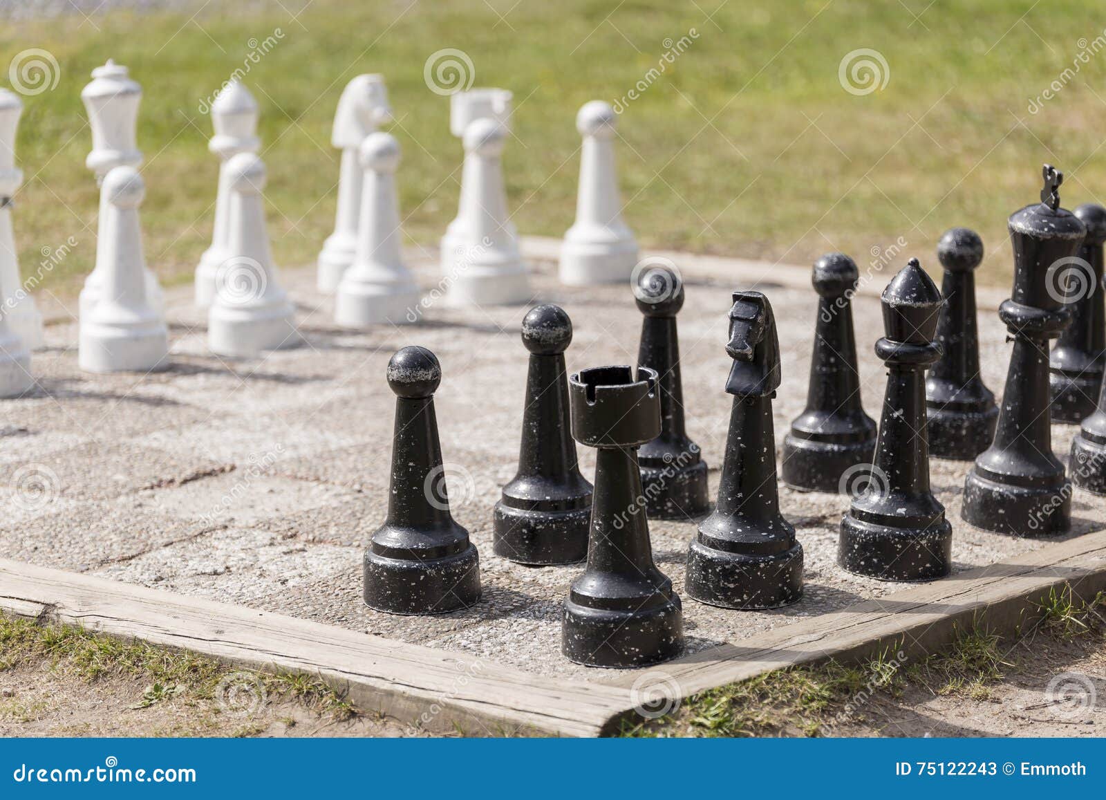 Grande Torre De Argila Num Tabuleiro De Madeira Com Pedaços. Jogo De Xadrez  Imagem de Stock - Imagem de esporte, jogo: 248856265