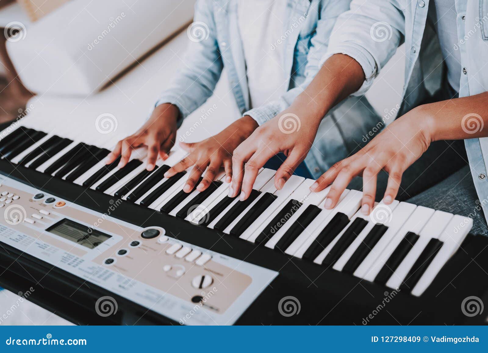 Jogo Do Piano E Da Moça Junto Tempo Feliz Imagem de Stock - Imagem