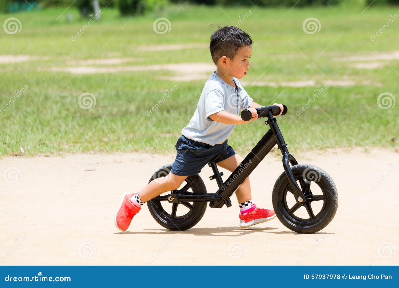 Jogo Do Rapaz Pequeno Com Bicicleta Foto de Stock - Imagem de