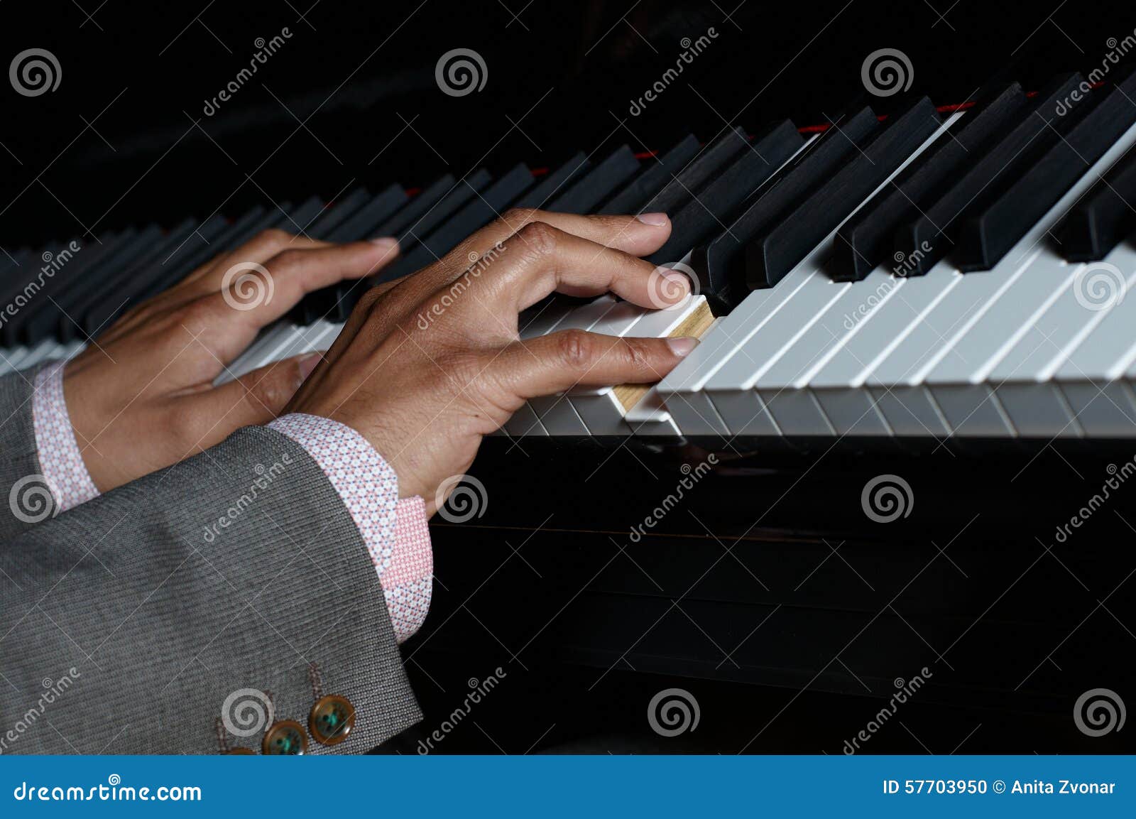 Jogo Da Música Do Piano Do Músico Do Pianista. Foto de Stock - Imagem de  chave, preto: 21569992