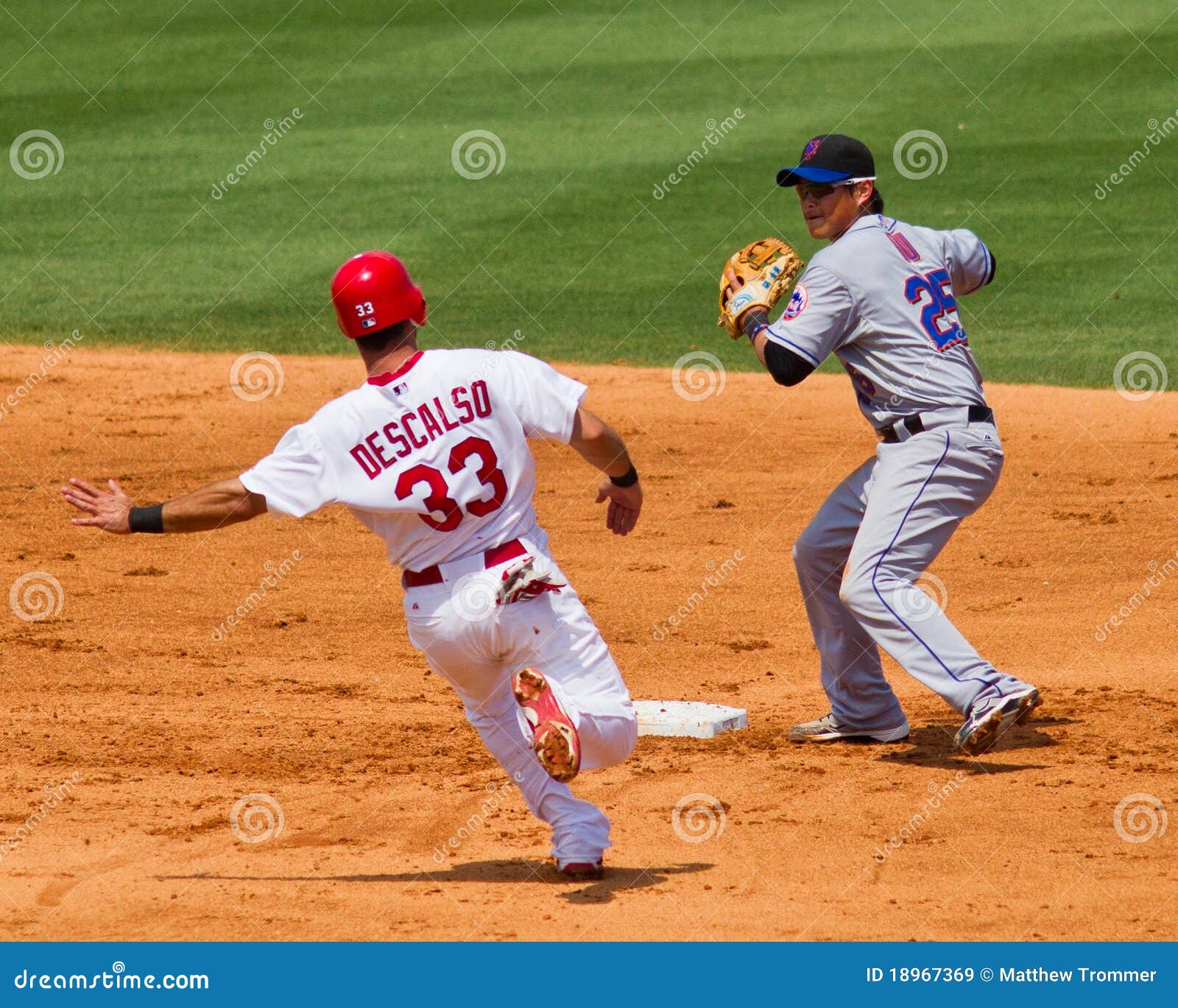 JUPITER, FL EUA - MARÇO 27: Throws encontrados da HU do Queixo-pulmão da segunda base a primeiramente em um jogo duplo durante a New York Mets contra o jogo março 27 do treino primaveril dos cardeais de St Louis, 2010 em Jupiter, FL.