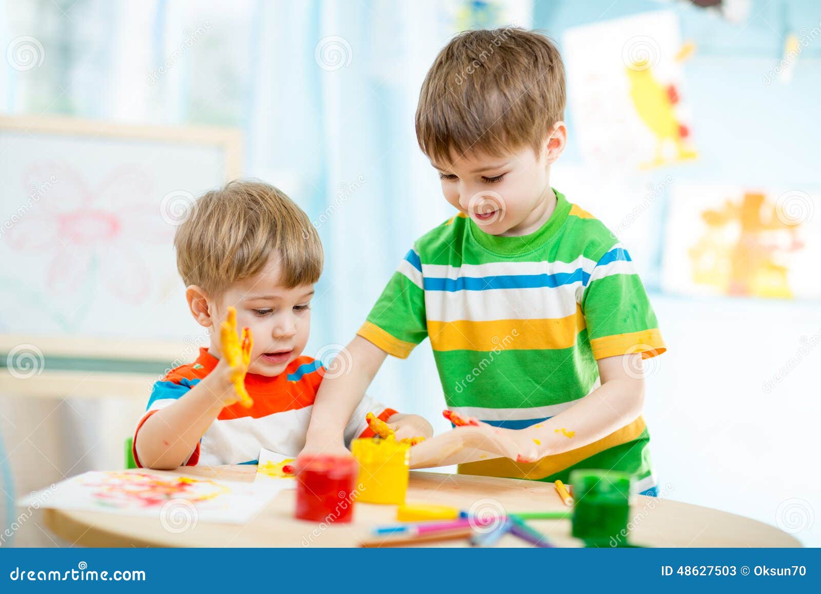 Jogo E Pintura De Sorriso Das Crianças Em Casa Ou Imagem de Stock - Imagem  de lazer, colorido: 48627503