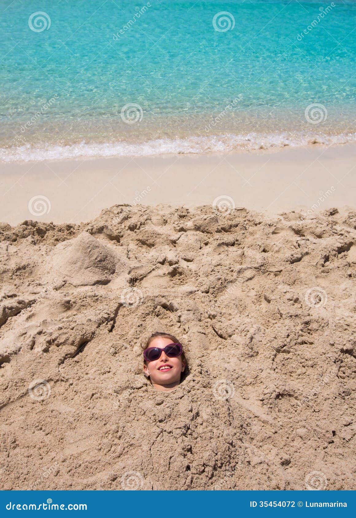 Jogo Engraçado Da Menina Enterrado Em óculos De Sol De Sorriso Da Areia Da  Praia Foto de Stock - Imagem de sunglasses, ensolarado: 35454010