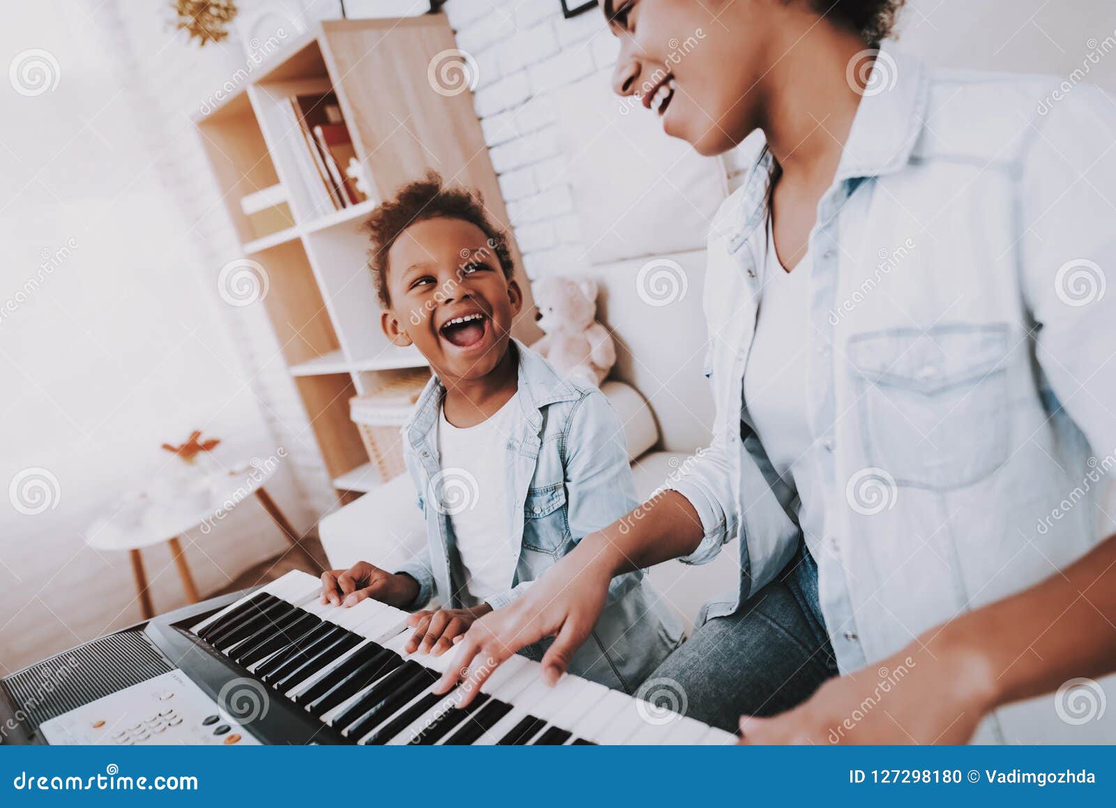 Jogo Do Piano E Da Moça Junto Tempo Feliz Imagem de Stock - Imagem