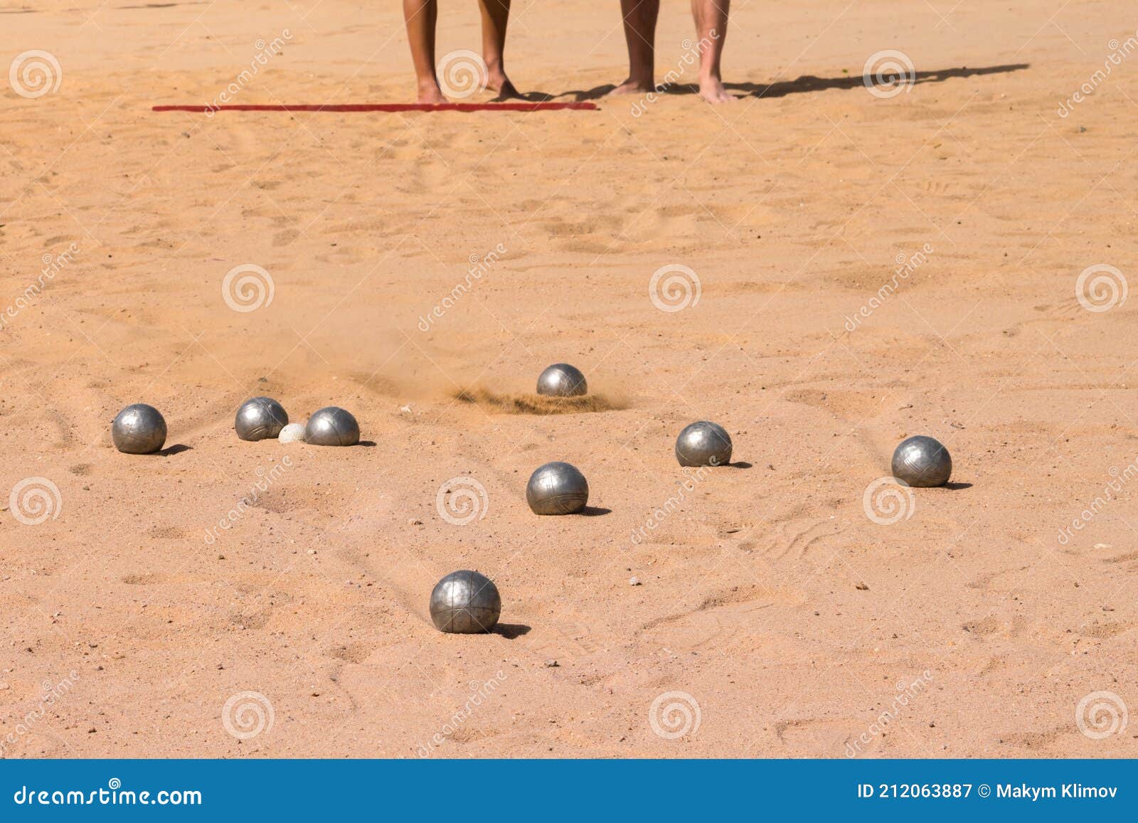 Jogo Francês Tradicional. Há Bolas De Metal Para Jogar Pitong Na Praia. Uma  Bola Pesada Cai Na Areia Imagem de Stock - Imagem de divertimento, pesado:  212063887