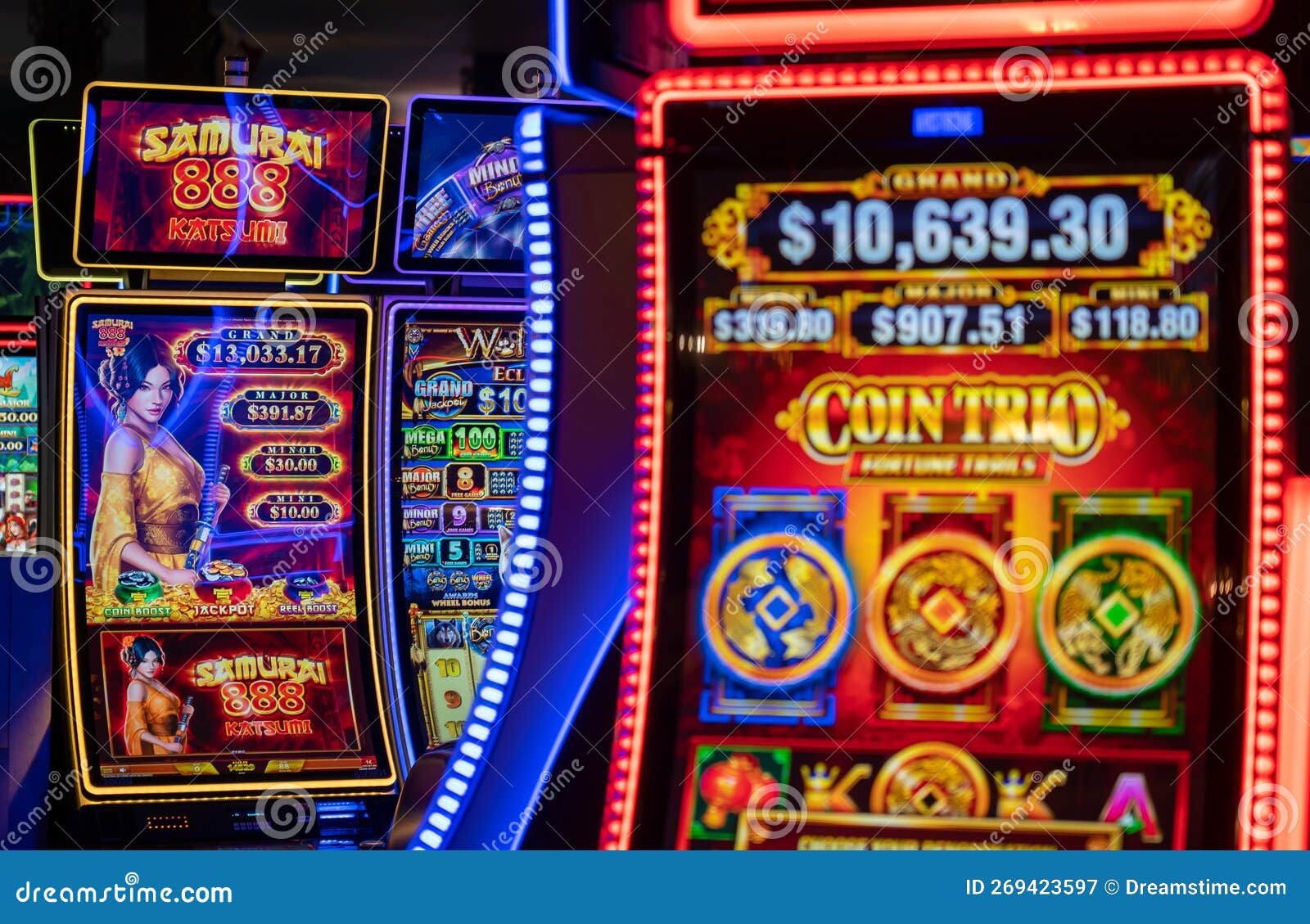 Jogo Na Noite E Ganha Por Las Vegas. Nevada Ganha Dinheiro Fácil.  Fotografia Editorial - Imagem de completamente, anunciar: 269423597