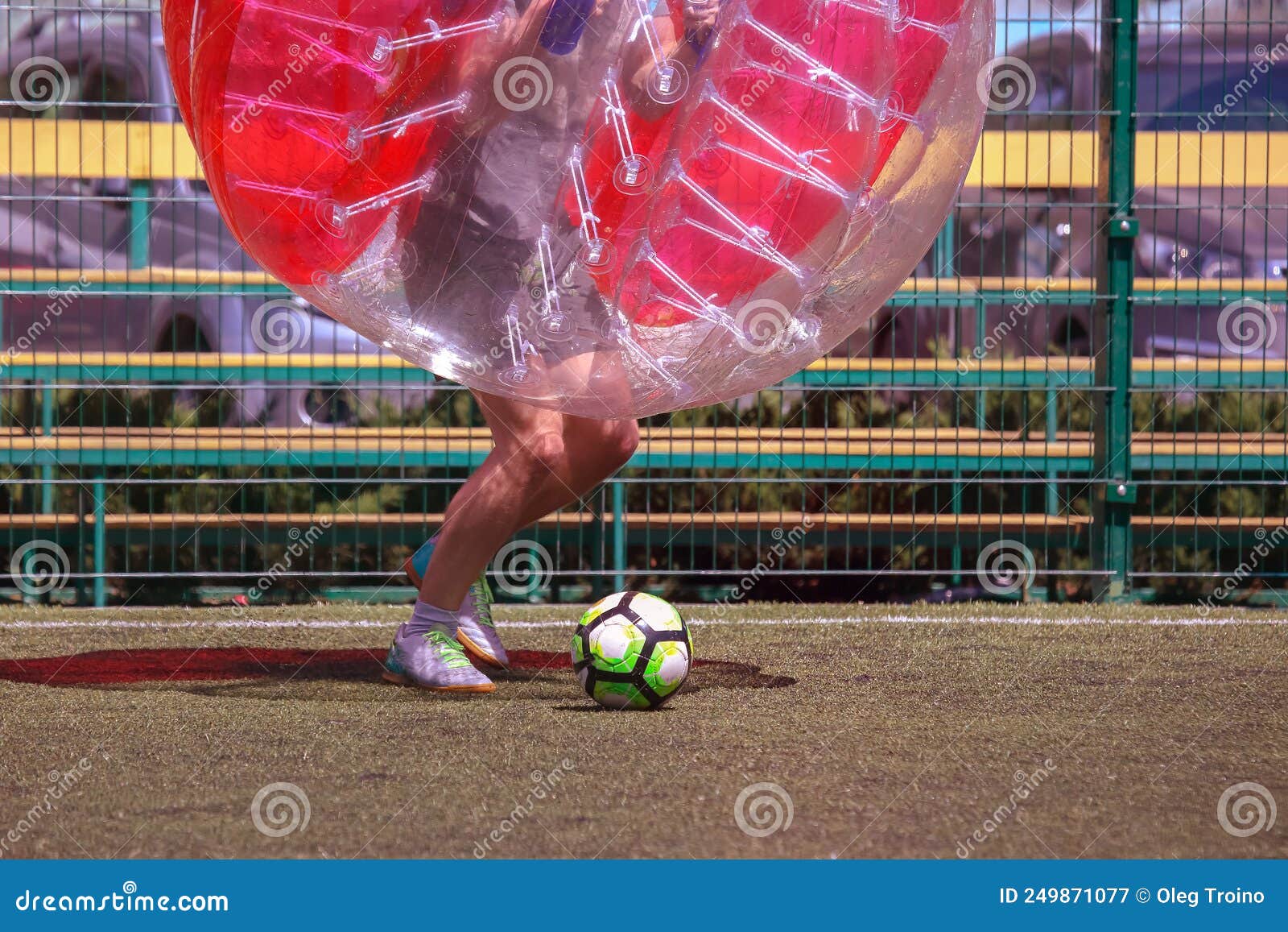 Jogo em campo em balões transparentes jogo de bola de futebol em