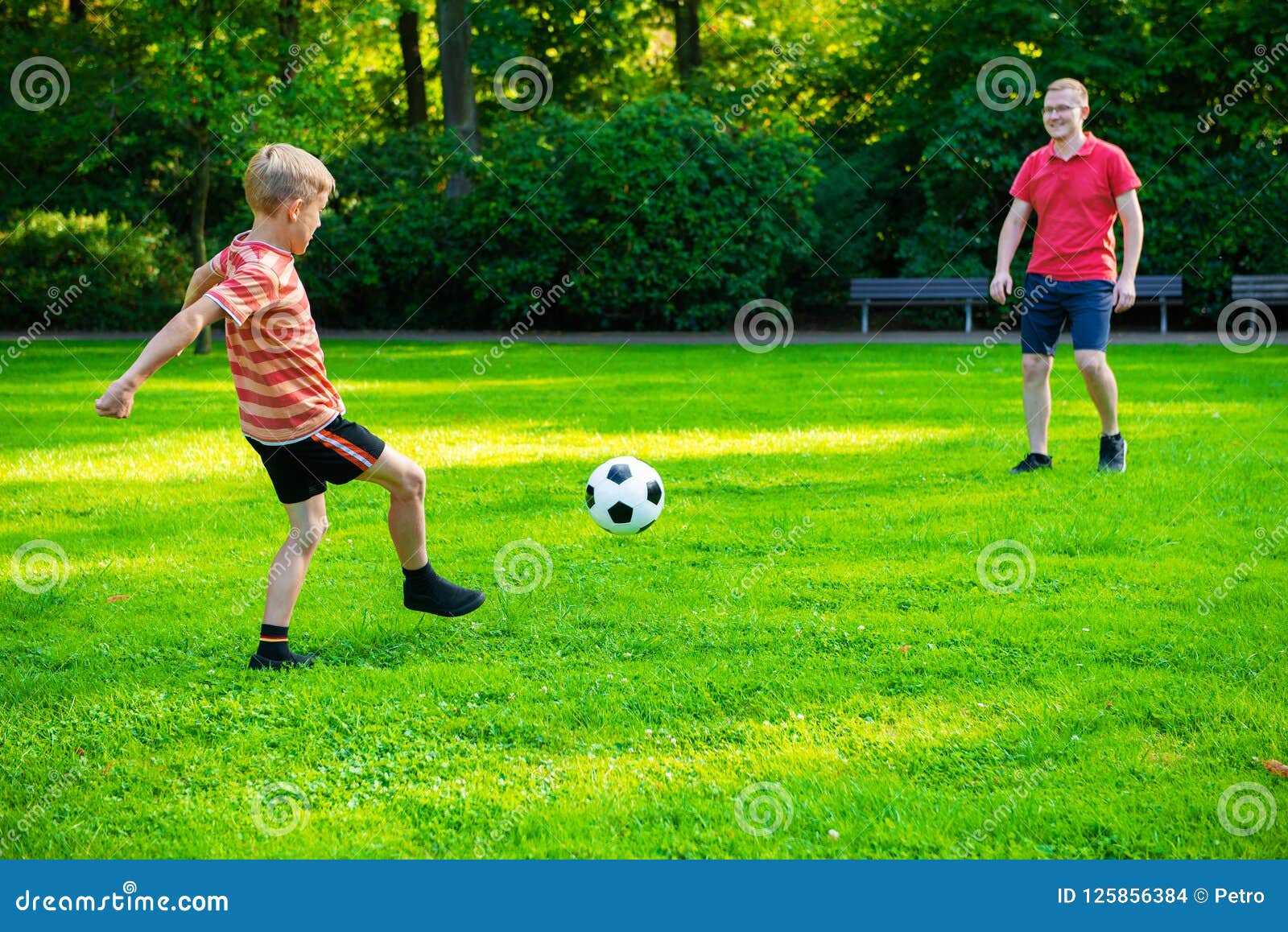 Jogo Novo Feliz Do Pai Com Seu Futebol Pequeno Do Filho No Pa