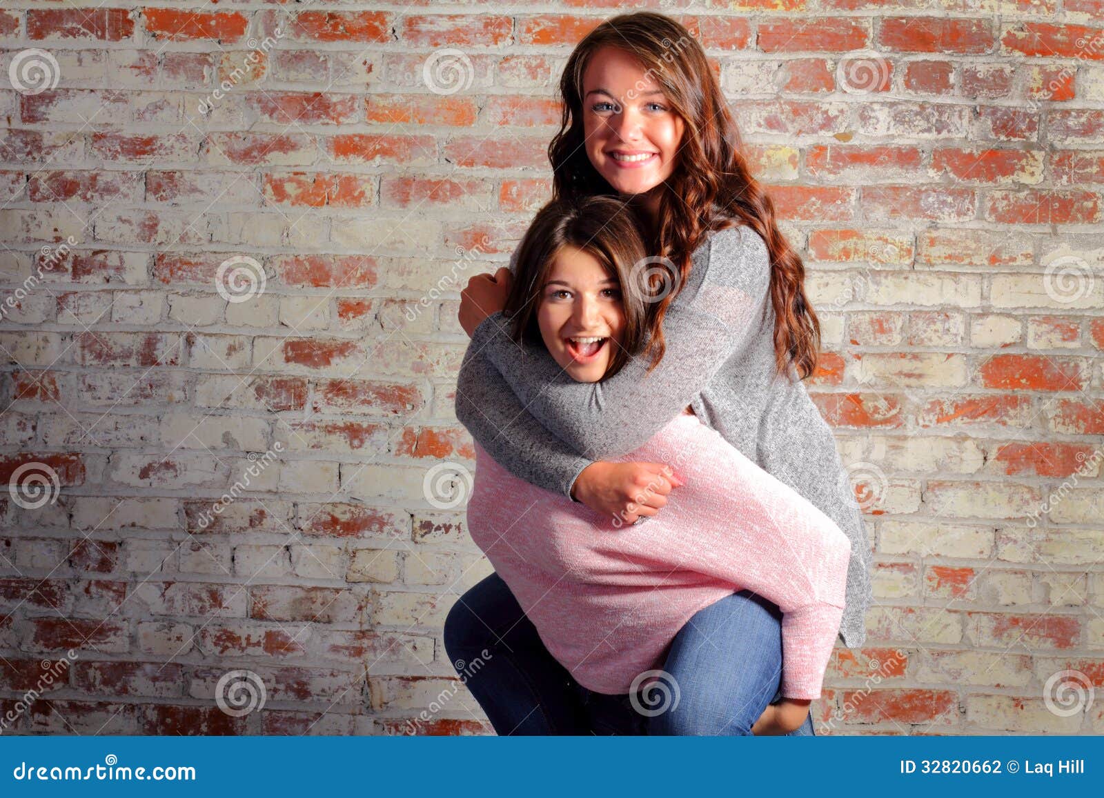 Cavalo De Equitação De Duas Meninas No Verão Em Ada Bojana, Monte Foto de  Stock - Imagem de meninas, povos: 76639270