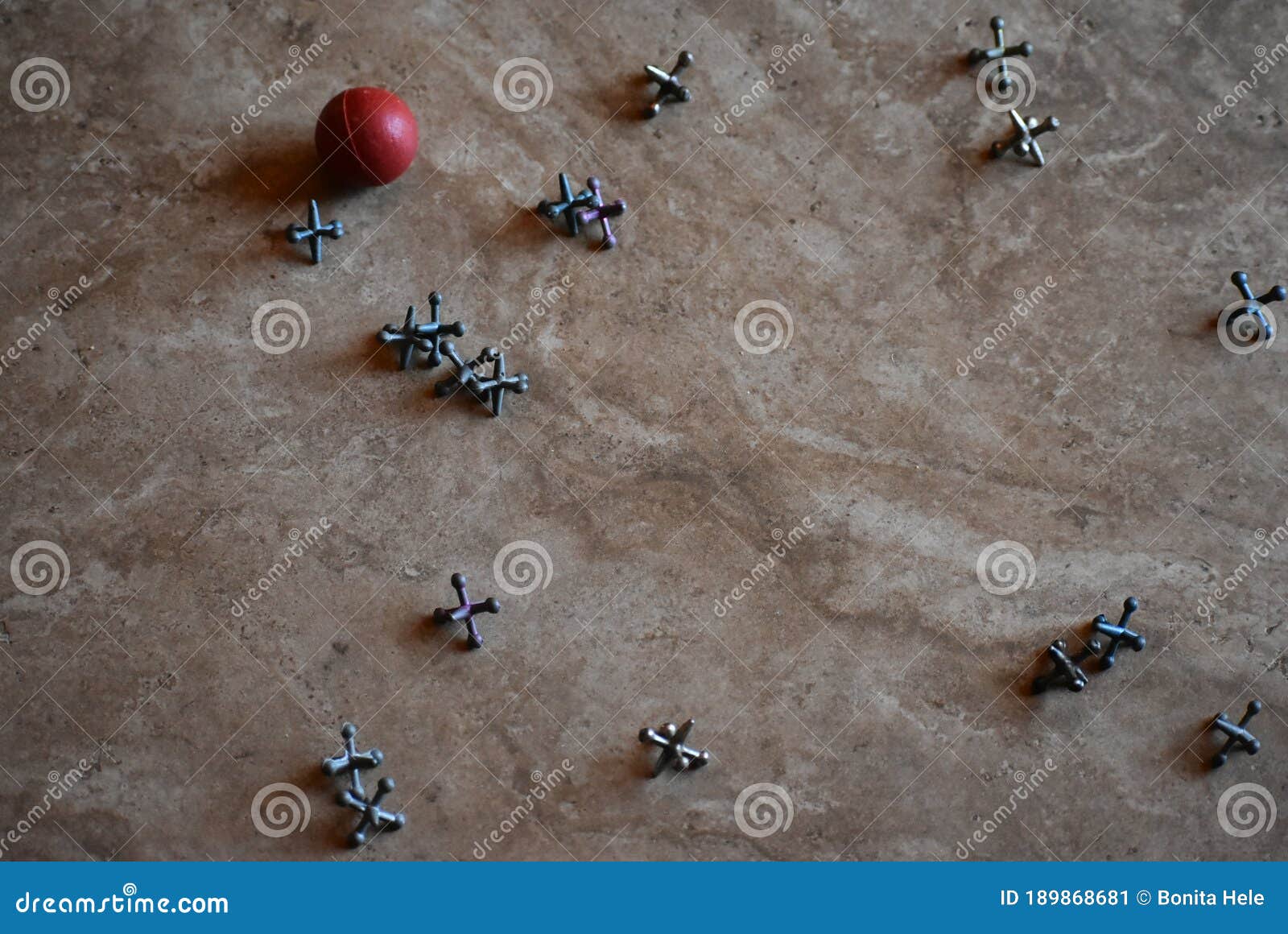 Jogo Retrô Com Bola Vermelha No Chão De Mármore Imagem de Stock