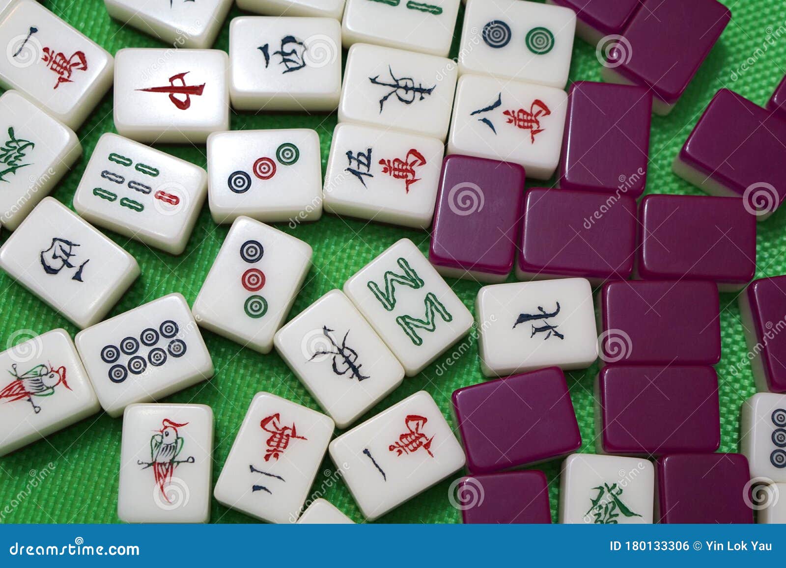 O mahjong na mesa antigo jogo de tabuleiro asiático fecha a imagem