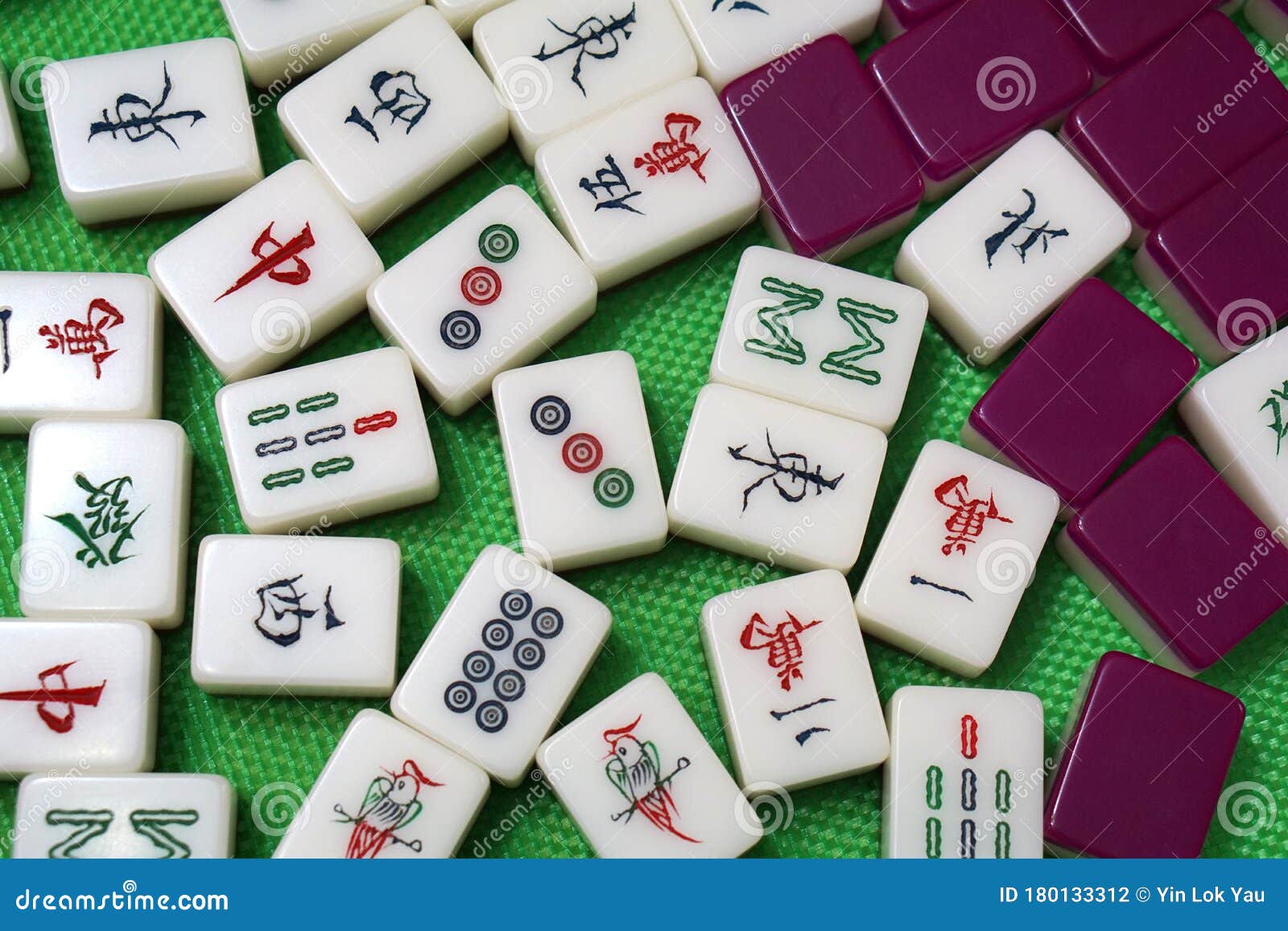 Jogo Tradicional Chinês Baseado Em Madeira Mahjong Foto de Stock - Imagem  de amor, tradicional: 180133312