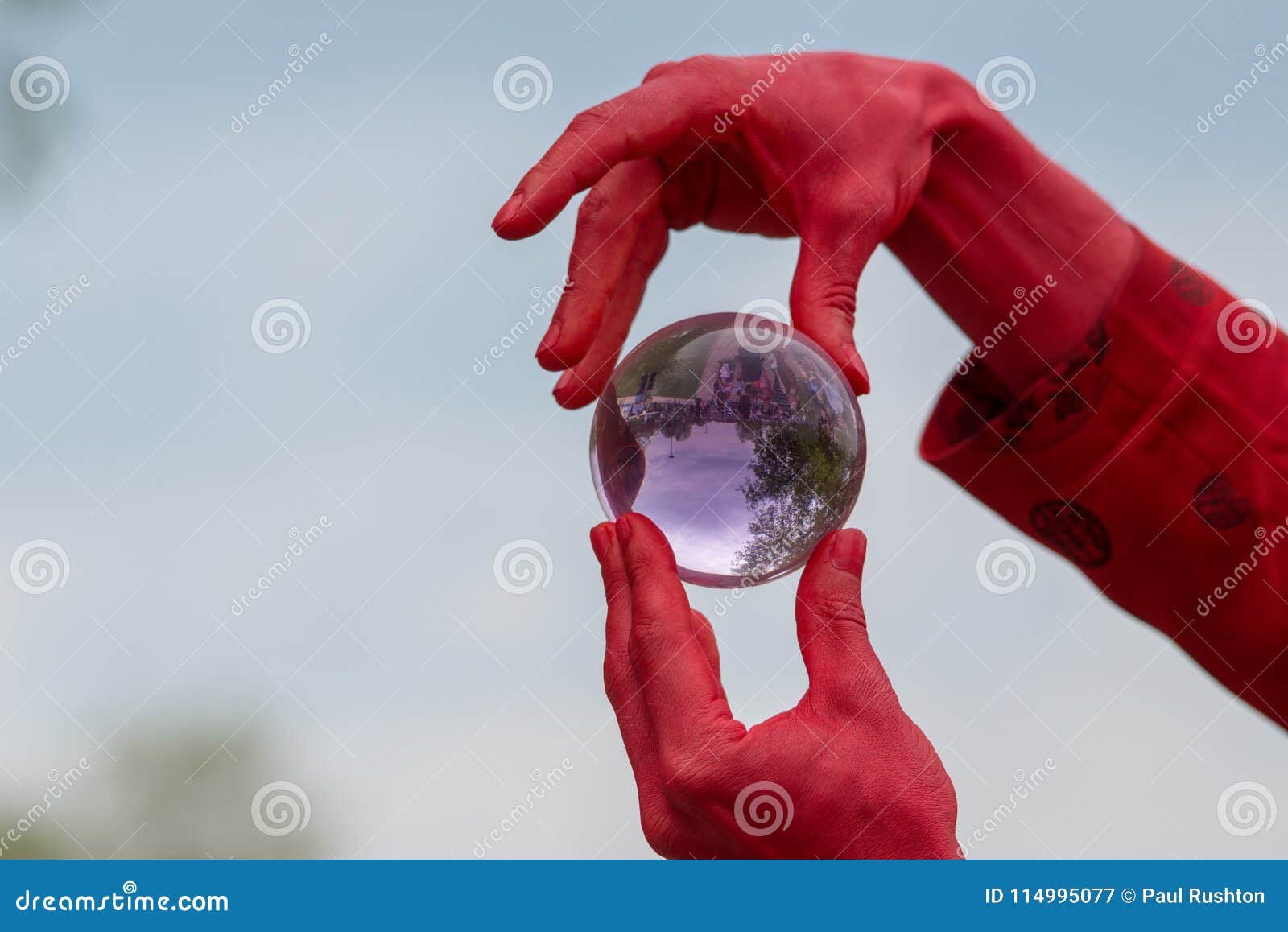 Jogos Carmesins Do Demônio Com Bola De Cristal Imagem de Stock